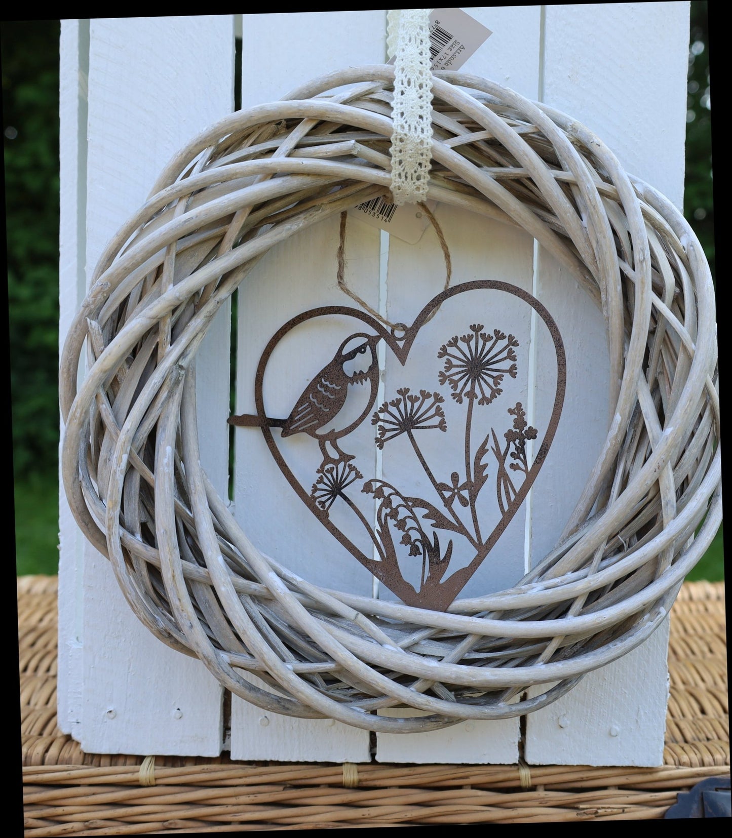 Fensterschmuck: Herz-Anhänger Edelrost mit Vogel und Blumen Landhausstil {{ Shabby Chic und Landhaus Deko }} {{ www.Stein-Alt.de }}