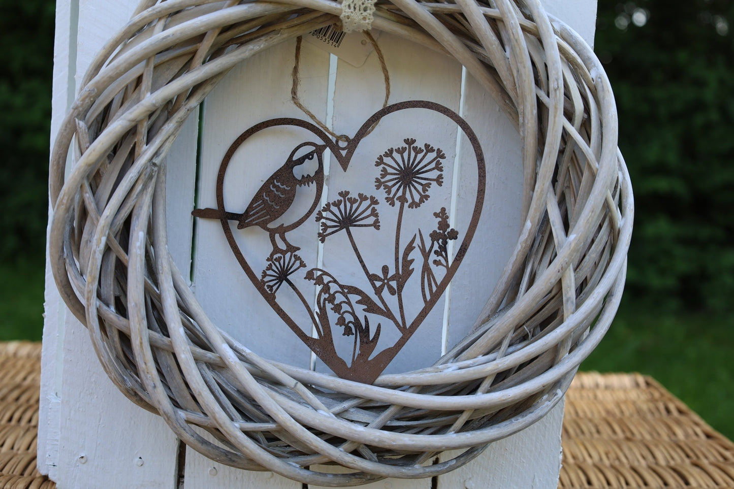 Fensterschmuck: Herz-Anhänger Edelrost mit Vogel und Blumen Landhausstil {{ Shabby Chic und Landhaus Deko }} {{ www.Stein-Alt.de }}