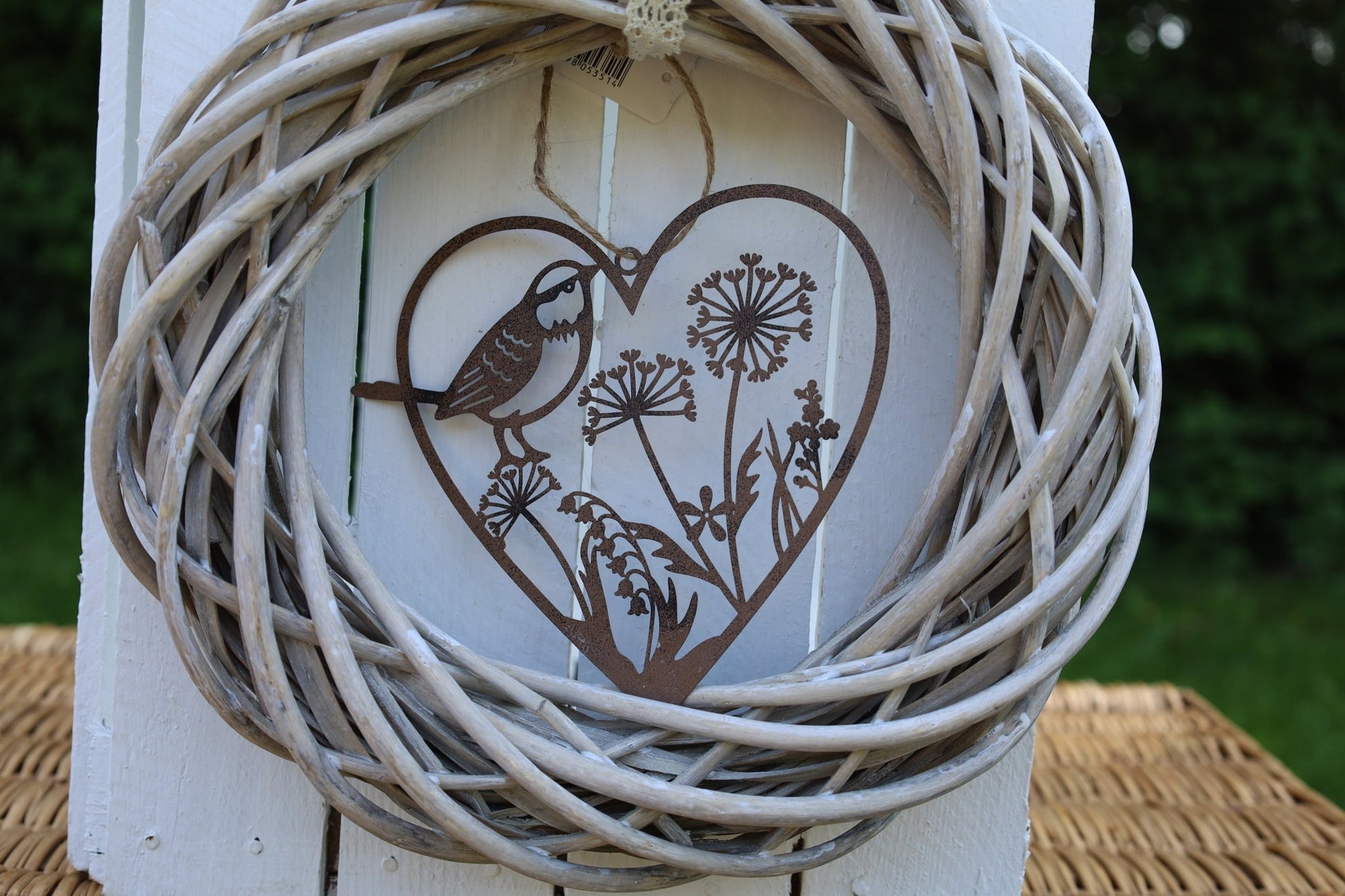Fensterschmuck: Herz-Anhänger Edelrost mit Vogel und Blumen Landhausstil {{ Shabby Chic und Landhaus Deko }} {{ www.Stein-Alt.de }}