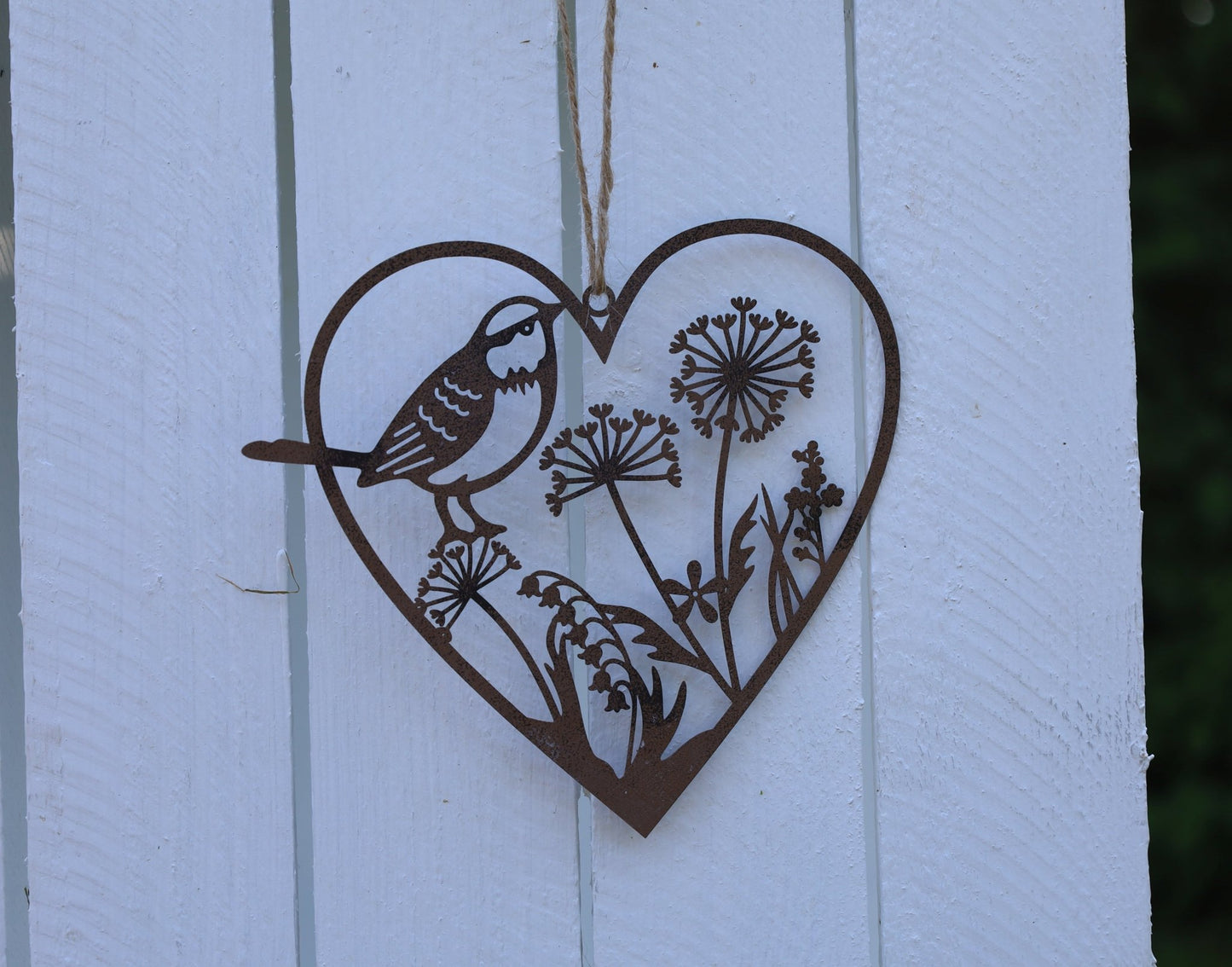 Fensterschmuck: Herz-Anhänger Edelrost mit Vogel und Blumen Landhausstil {{ Shabby Chic und Landhaus Deko }} {{ www.Stein-Alt.de }}