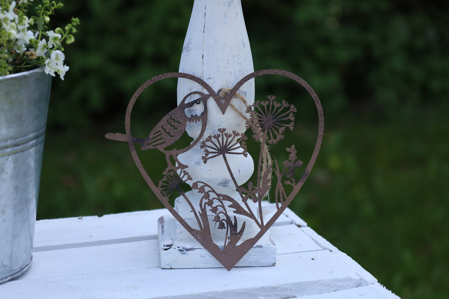 Fensterschmuck: Herz-Anhänger Edelrost mit Vogel und Blumen Landhausstil {{ Shabby Chic und Landhaus Deko }} {{ www.Stein-Alt.de }}
