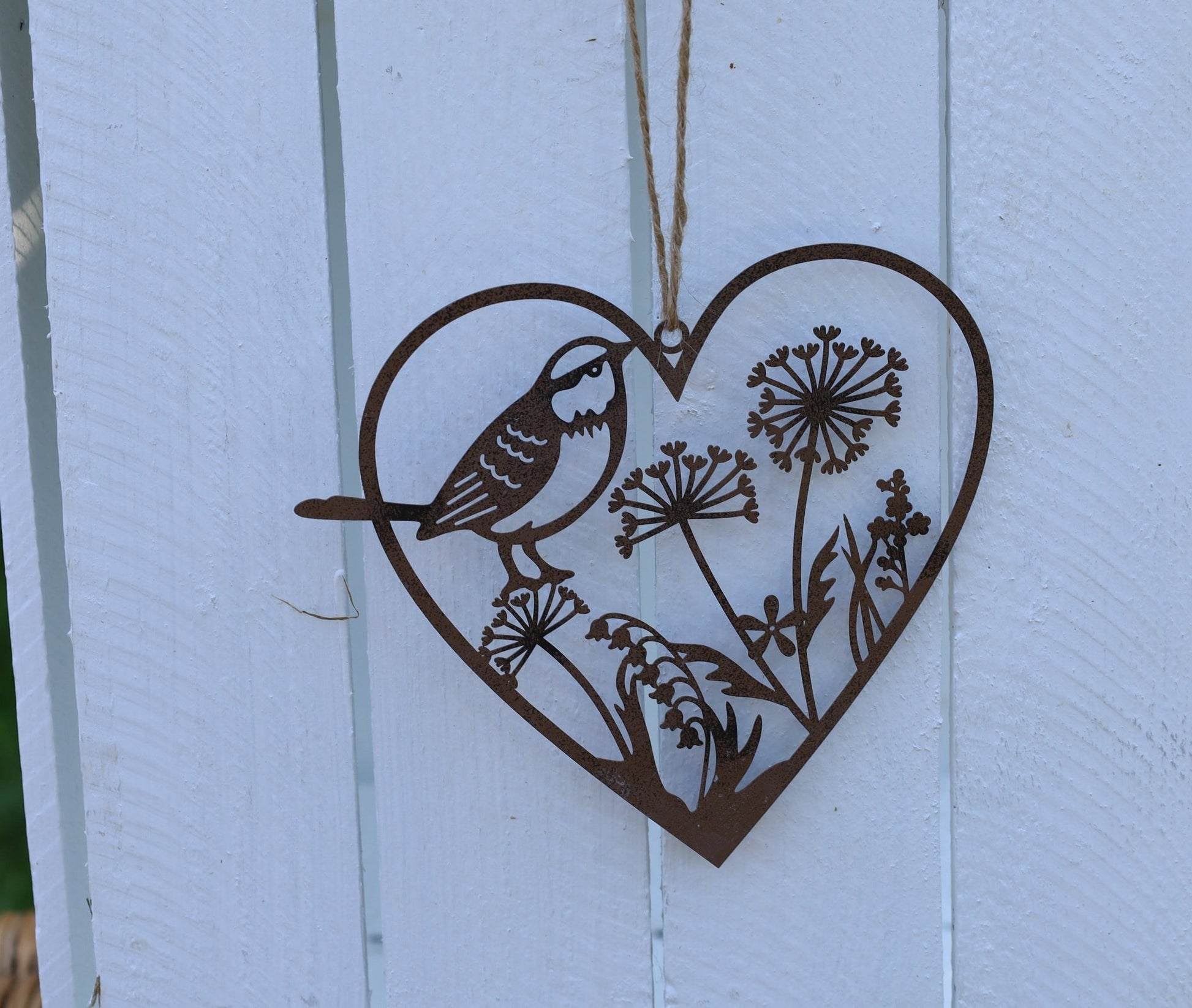 Fensterschmuck: Herz-Anhänger Edelrost mit Vogel und Blumen Landhausstil {{ Shabby Chic und Landhaus Deko }} {{ www.Stein-Alt.de }}