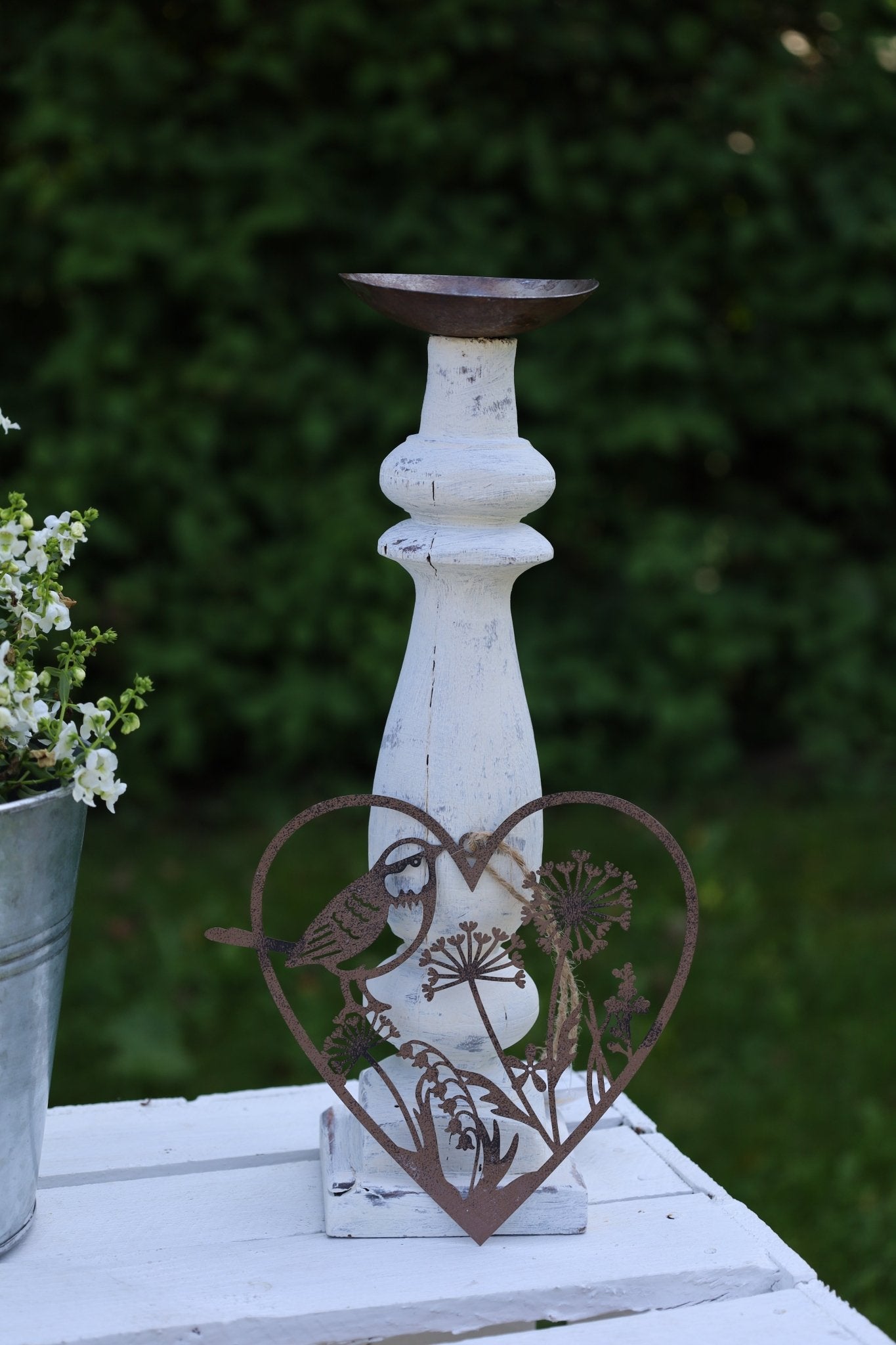 Fensterschmuck: Herz-Anhänger Edelrost mit Vogel und Blumen Landhausstil {{ Shabby Chic und Landhaus Deko }} {{ www.Stein-Alt.de }}