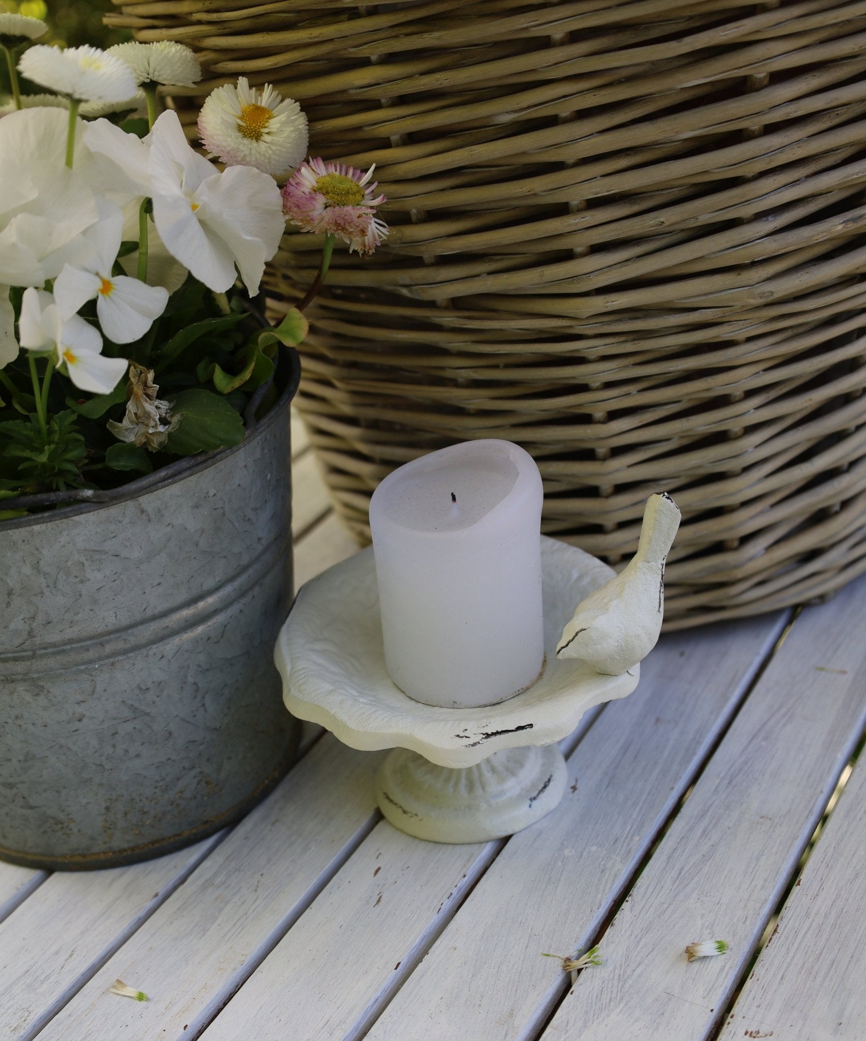 Garten-Deko im Shabby Chic Stil aus Eisen in Weiß, Insektenränke mit Vogel {{ Shabby Chic und Landhaus Deko }} {{ www.Stein-Alt.de }}