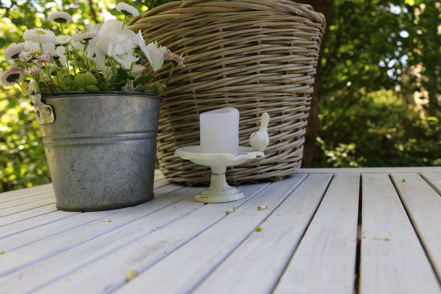 Garten-Deko im Shabby Chic Stil aus Eisen in Weiß, Insektenränke mit Vogel {{ Shabby Chic und Landhaus Deko }} {{ www.Stein-Alt.de }}