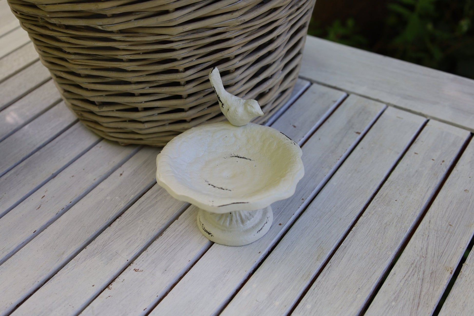 Garten-Deko im Shabby Chic Stil aus Eisen in Weiß, Insektenränke mit Vogel {{ Shabby Chic und Landhaus Deko }} {{ www.Stein-Alt.de }}