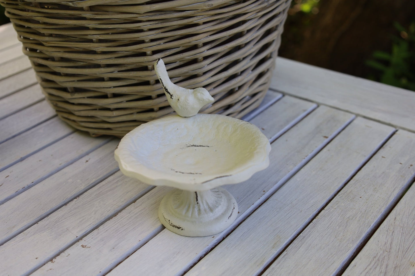 Garten-Deko im Shabby Chic Stil aus Eisen in Weiß, Insektenränke mit Vogel {{ Shabby Chic und Landhaus Deko }} {{ www.Stein-Alt.de }}