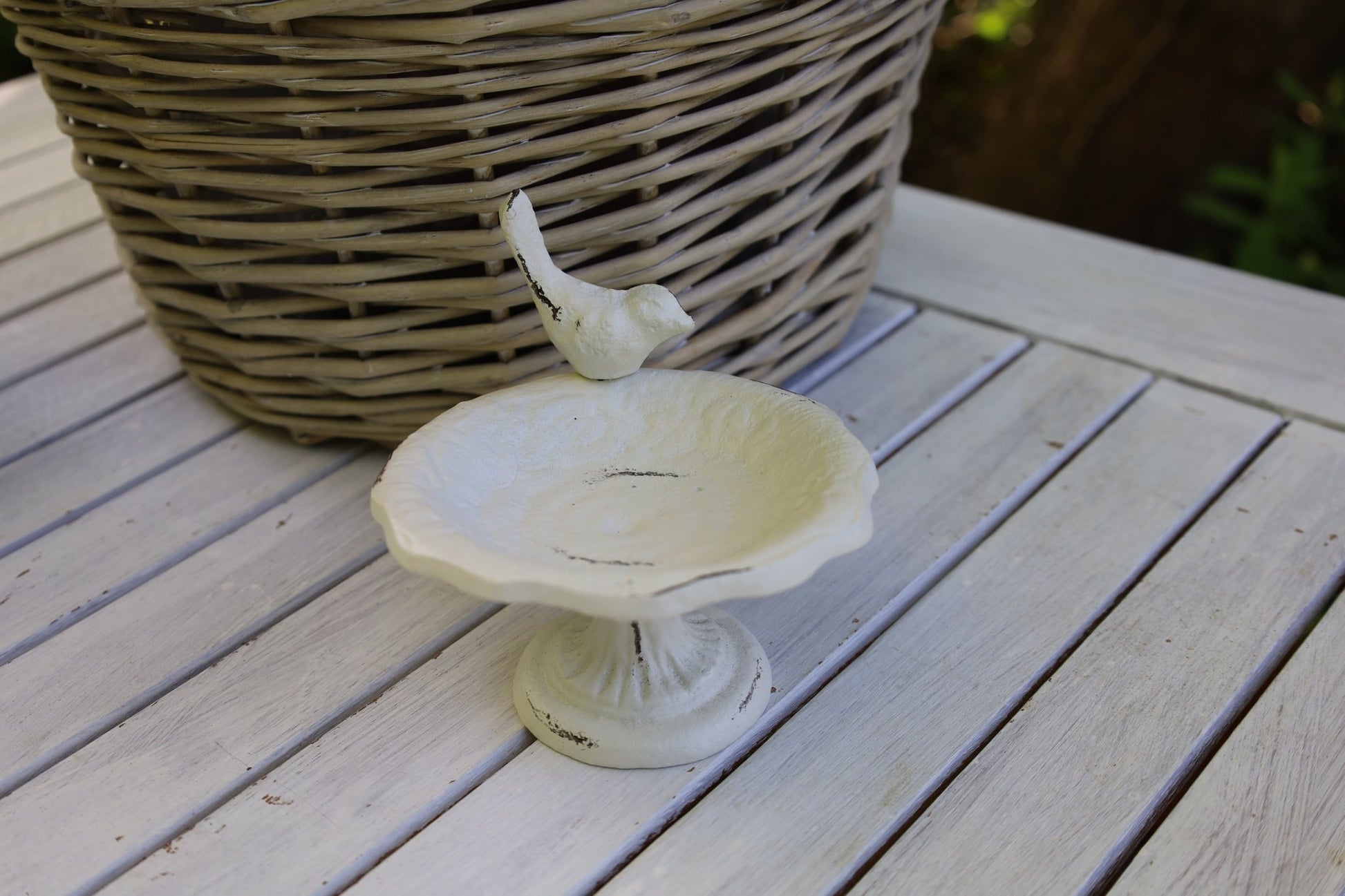 Garten-Deko im Shabby Chic Stil aus Eisen in Weiß, Insektenränke mit Vogel {{ Shabby Chic und Landhaus Deko }} {{ www.Stein-Alt.de }}