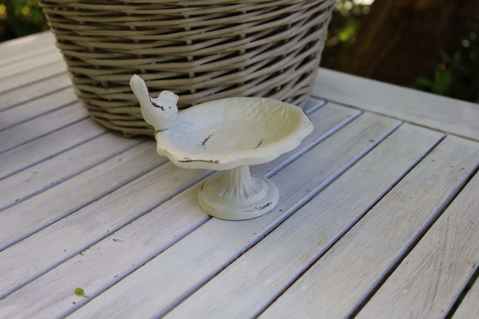 Garten-Deko im Shabby Chic Stil aus Eisen in Weiß, Insektenränke mit Vogel {{ Shabby Chic und Landhaus Deko }} {{ www.Stein-Alt.de }}