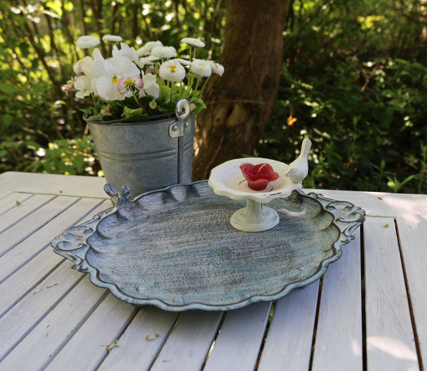 Garten-Deko im Shabby Chic Stil aus Eisen in Weiß, Insektenränke mit Vogel {{ Shabby Chic und Landhaus Deko }} {{ www.Stein-Alt.de }}