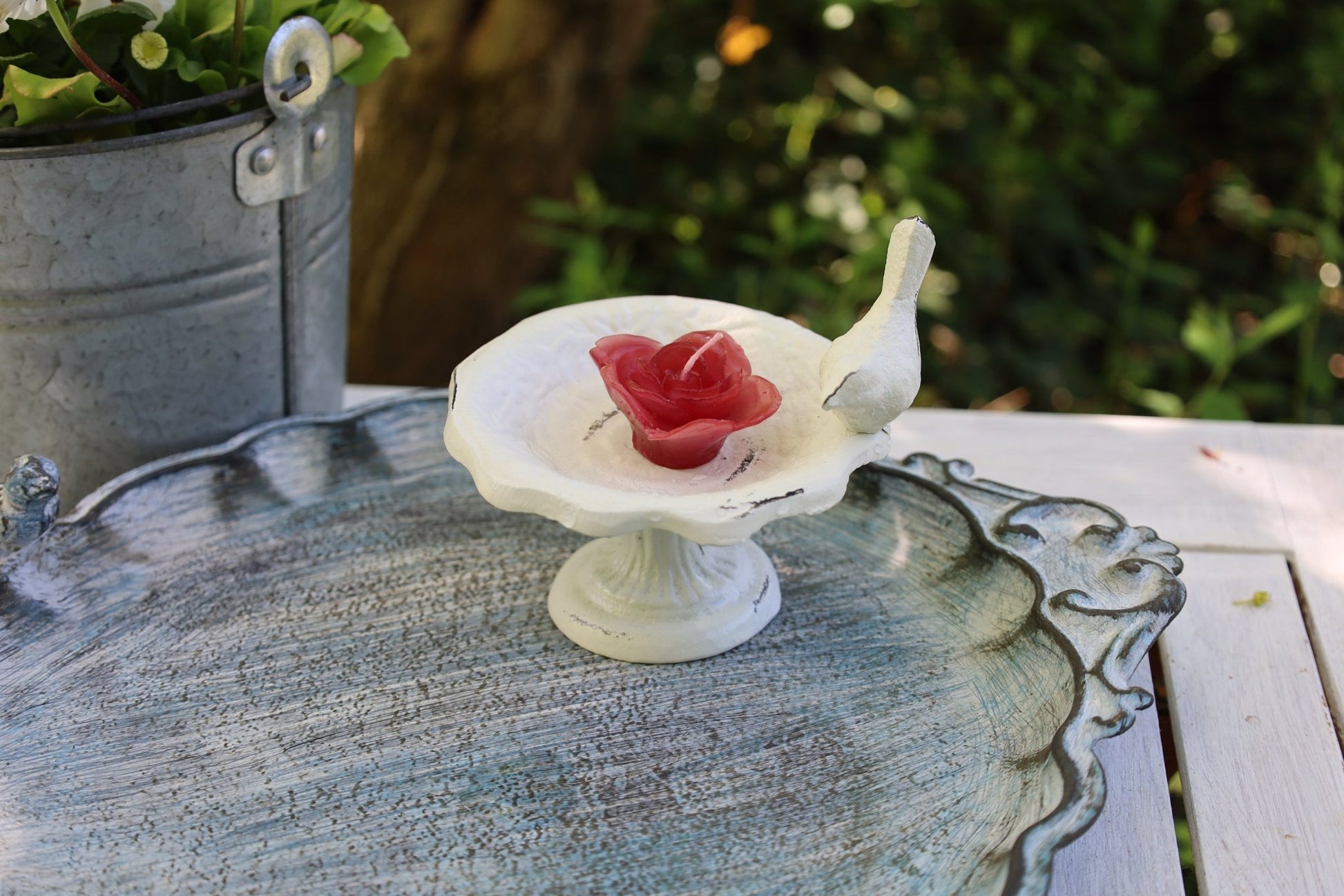 Garten-Deko im Shabby Chic Stil aus Eisen in Weiß, Insektenränke mit Vogel {{ Shabby Chic und Landhaus Deko }} {{ www.Stein-Alt.de }}