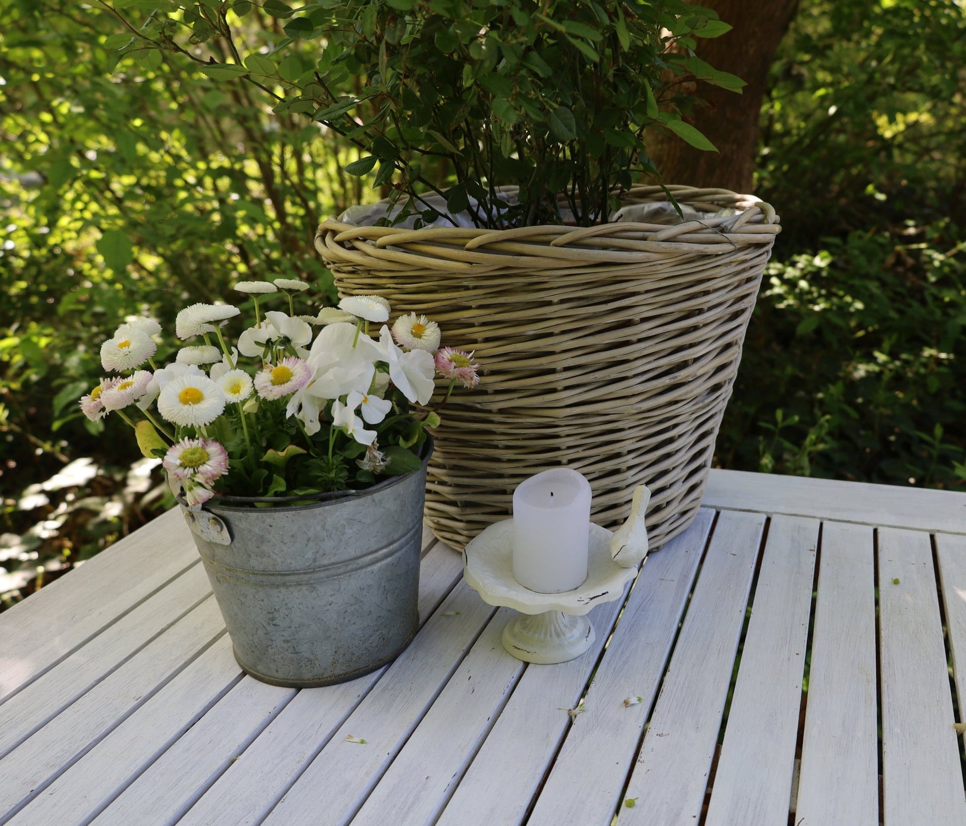 Garten-Deko im Shabby Chic Stil aus Eisen in Weiß, Insektenränke mit Vogel {{ Shabby Chic und Landhaus Deko }} {{ www.Stein-Alt.de }}