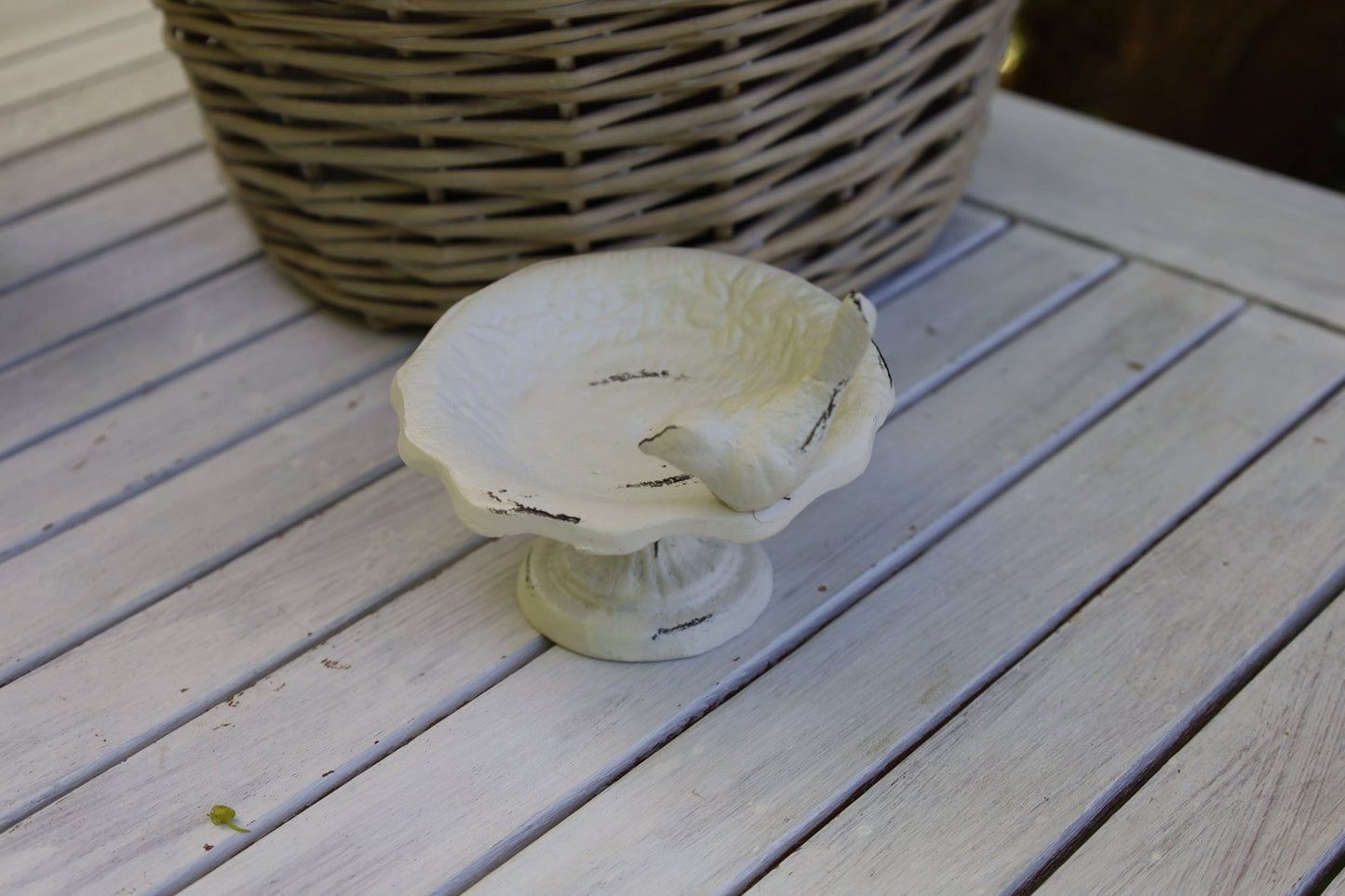 Garten-Deko im Shabby Chic Stil aus Eisen in Weiß, Insektenränke mit Vogel {{ Shabby Chic und Landhaus Deko }} {{ www.Stein-Alt.de }}