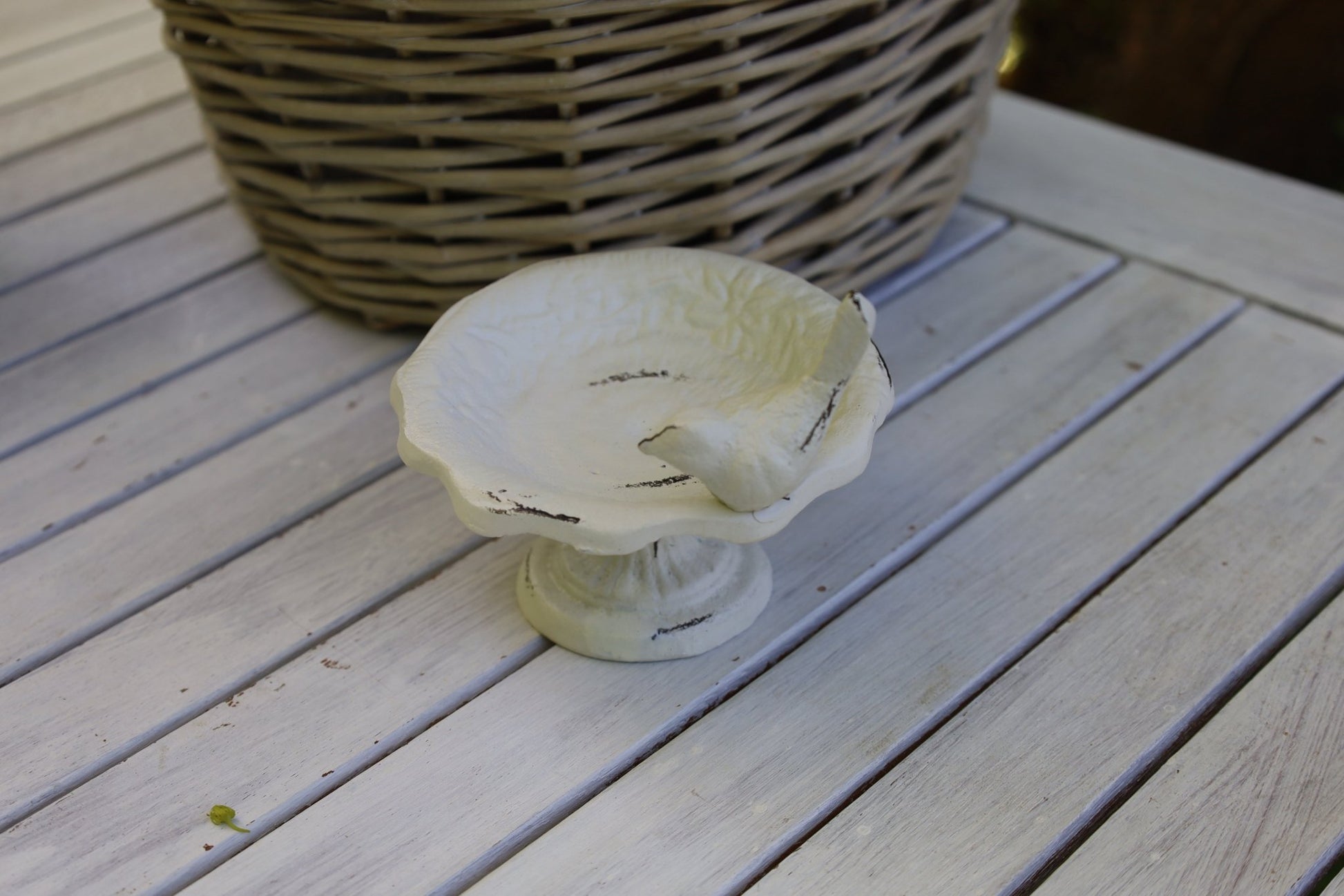 Garten-Deko im Shabby Chic Stil aus Eisen in Weiß, Insektenränke mit Vogel {{ Shabby Chic und Landhaus Deko }} {{ www.Stein-Alt.de }}