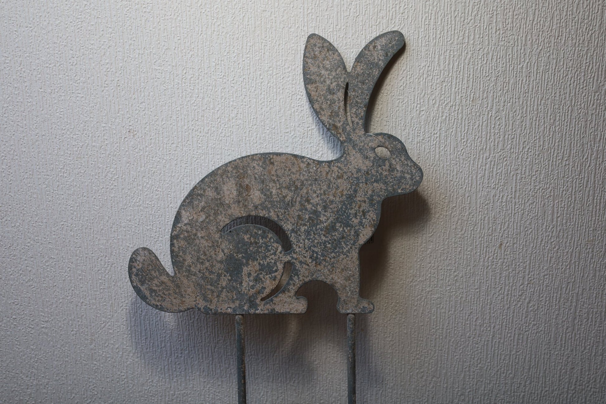 Gartenspieß Hase Grau Metall – Gartenstecker Landhaus Osterdeko in 2 Größen {{ Shabby Chic und Landhaus Deko }} {{ www.Stein-Alt.de }}