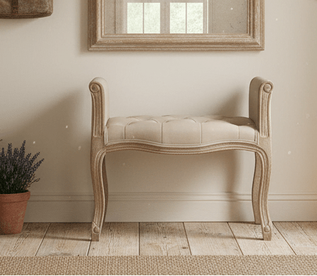 Gepolsterte Sitzbank: Filigran aus Holz in Beige-Braun {{ Shabby Chic und Landhaus Deko }} {{ www.Stein-Alt.de }}