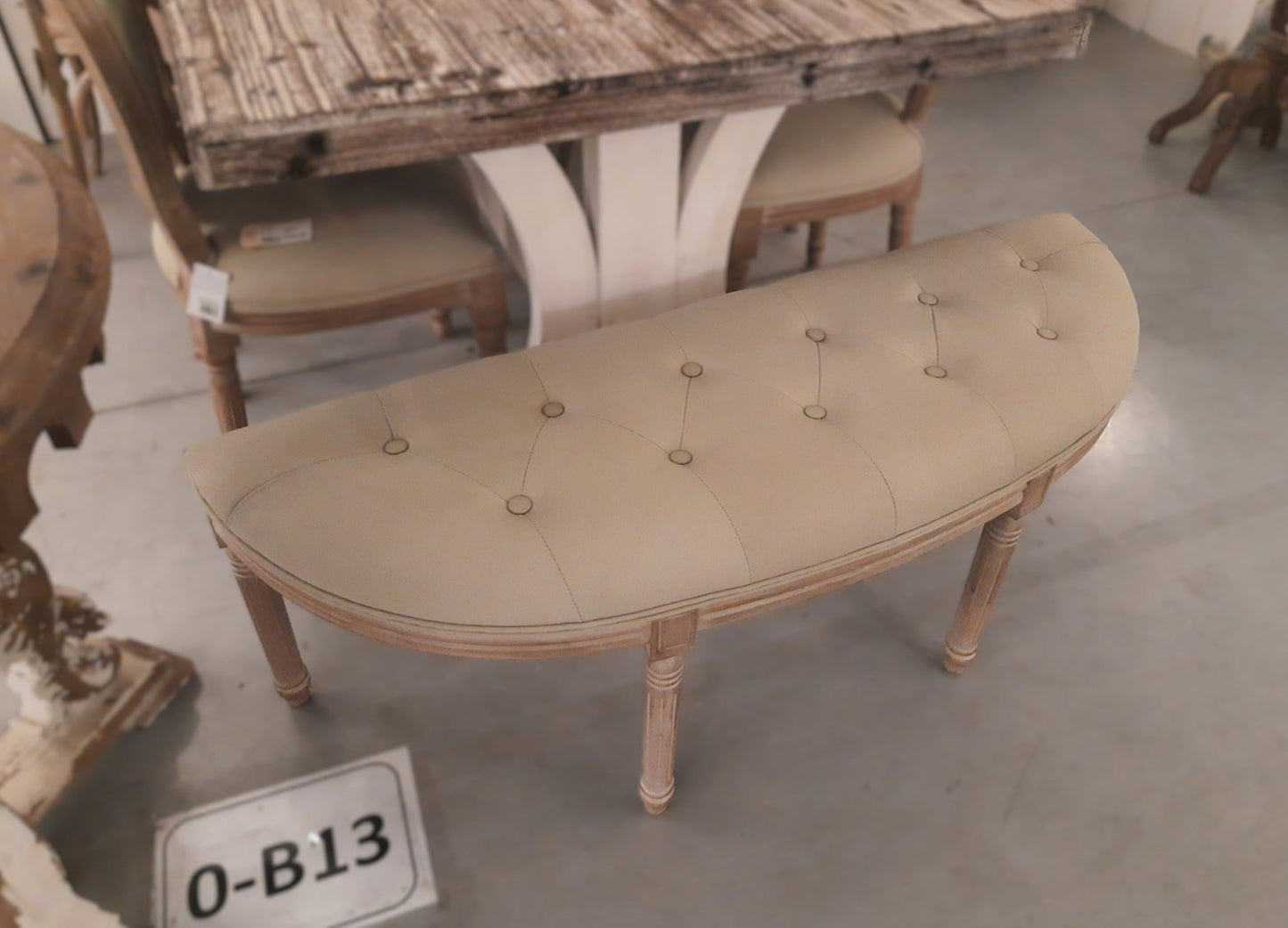 Gepolsterte Sitzbank: Filigran aus Holz in Beige-Braun Halbrund {{ Shabby Chic und Landhaus Deko }} {{ www.Stein-Alt.de }}