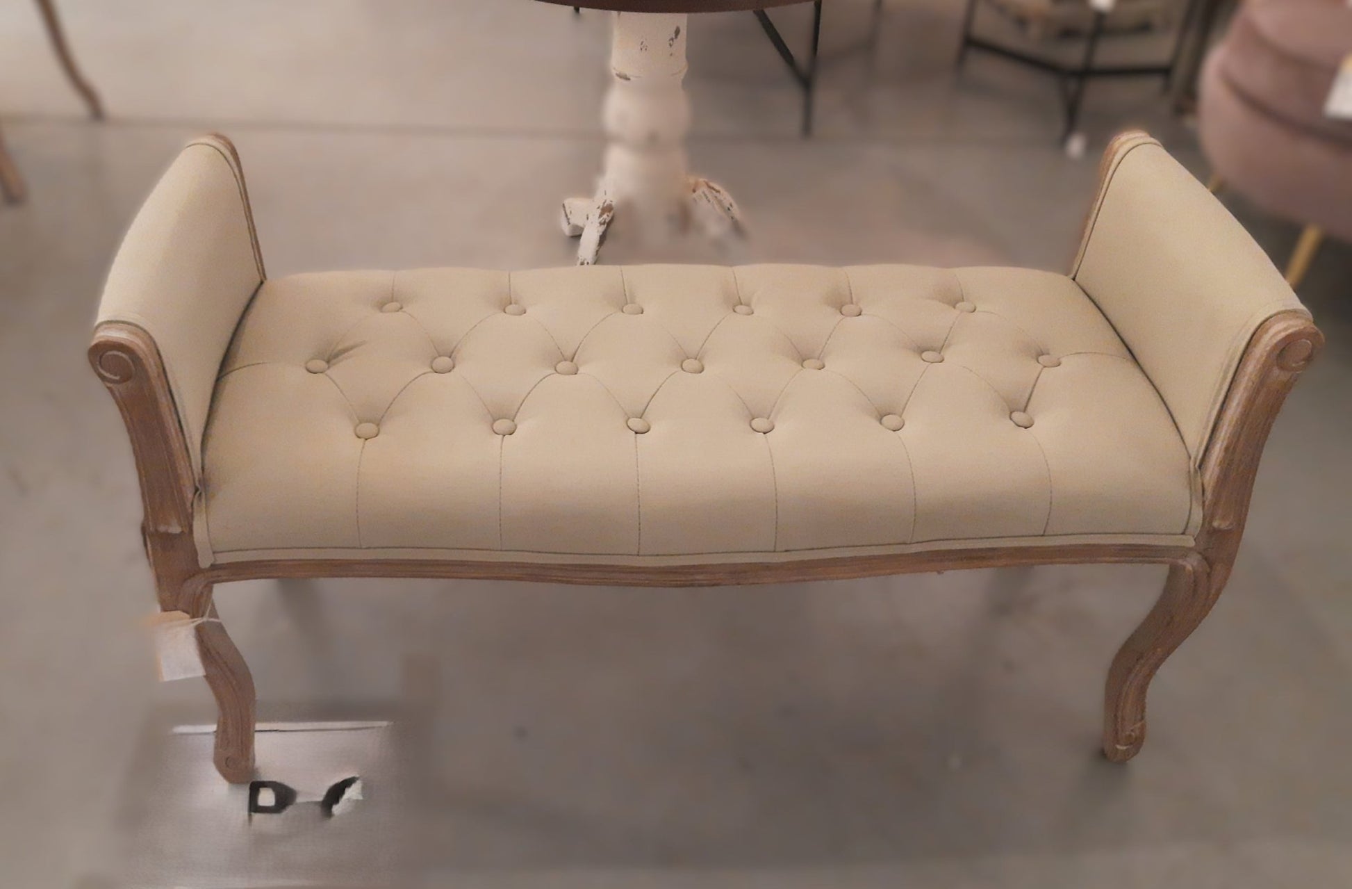 Gepolsterte Sitzbank: Filigran aus Holz in Beige-Braun Bank {{ Shabby Chic und Landhaus Deko }} {{ www.Stein-Alt.de }}
