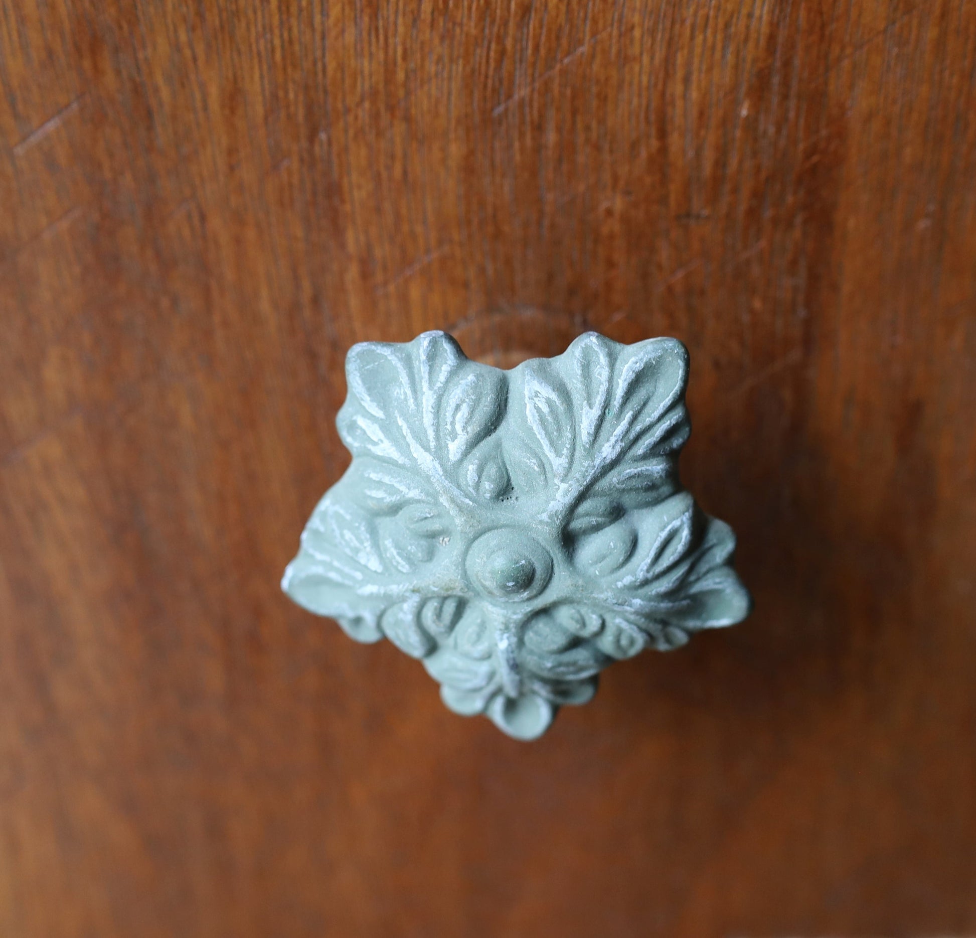 Grüner Möbelknauf Blatt – Keramik Möbelgriff Shabby Chic Landhausstil {{ Shabby Chic und Landhaus Deko }} {{ www.Stein-Alt.de }}