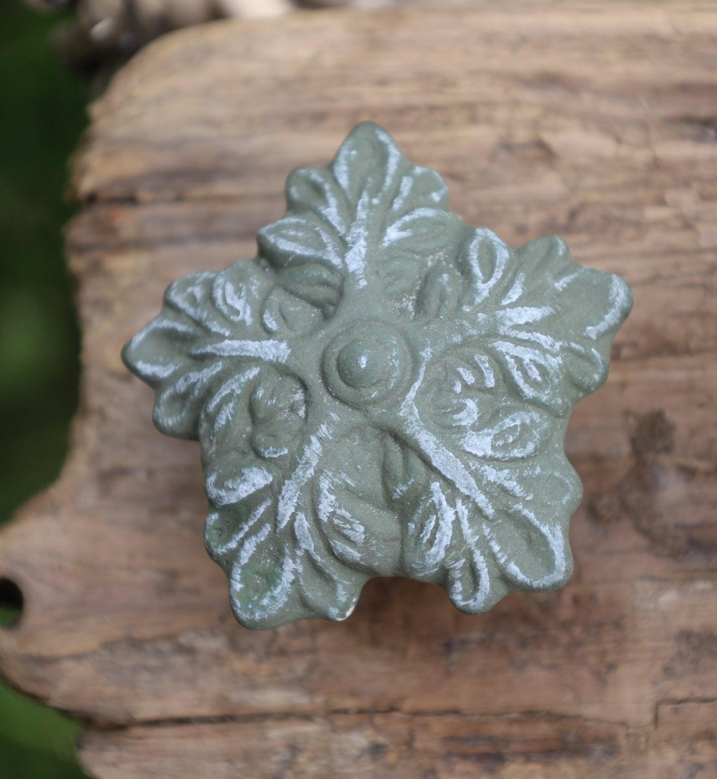 Grüner Möbelknauf Blatt - Keramik Möbelgriff Shabby Chic Landhausstil {{ Shabby Chic und Landhaus Deko }} {{ www.Stein-Alt.de }}