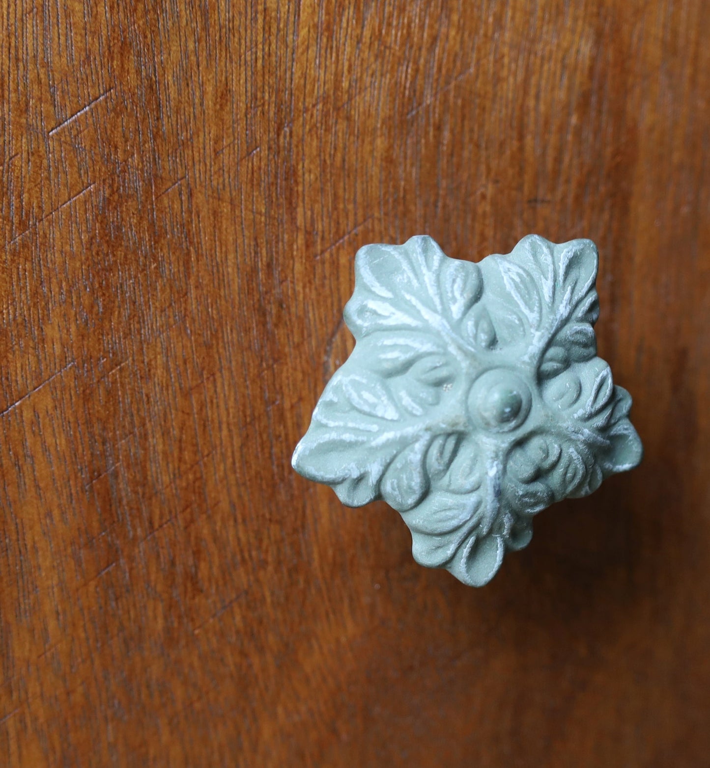 Grüner Möbelknauf Blatt – Keramik Möbelgriff Shabby Chic Landhausstil {{ Shabby Chic und Landhaus Deko }} {{ www.Stein-Alt.de }}