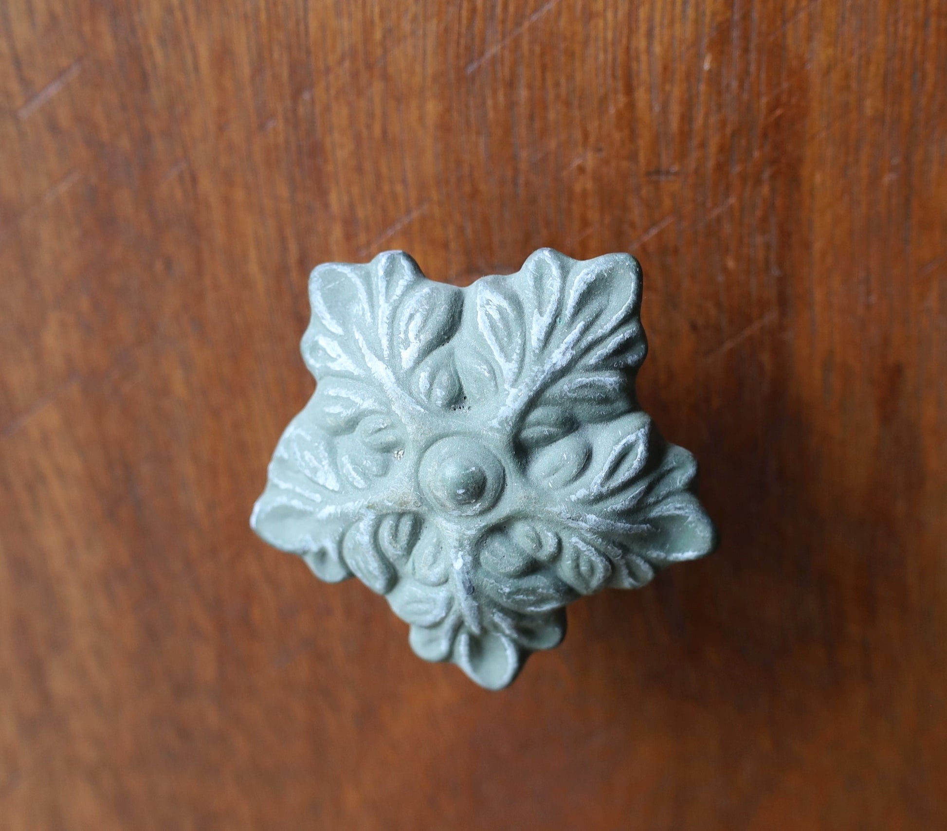 Grüner Möbelknauf Blatt – Keramik Möbelgriff Shabby Chic Landhausstil {{ Shabby Chic und Landhaus Deko }} {{ www.Stein-Alt.de }}