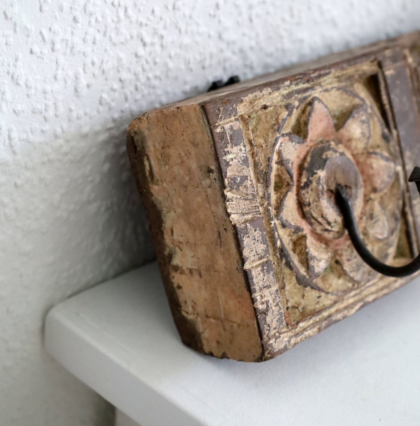 Hakenleiste aus Altholz - Upcycling Wandhaken im Landhausstil {{ Shabby Chic und Landhaus Deko }} {{ www.Stein-Alt.de }}
