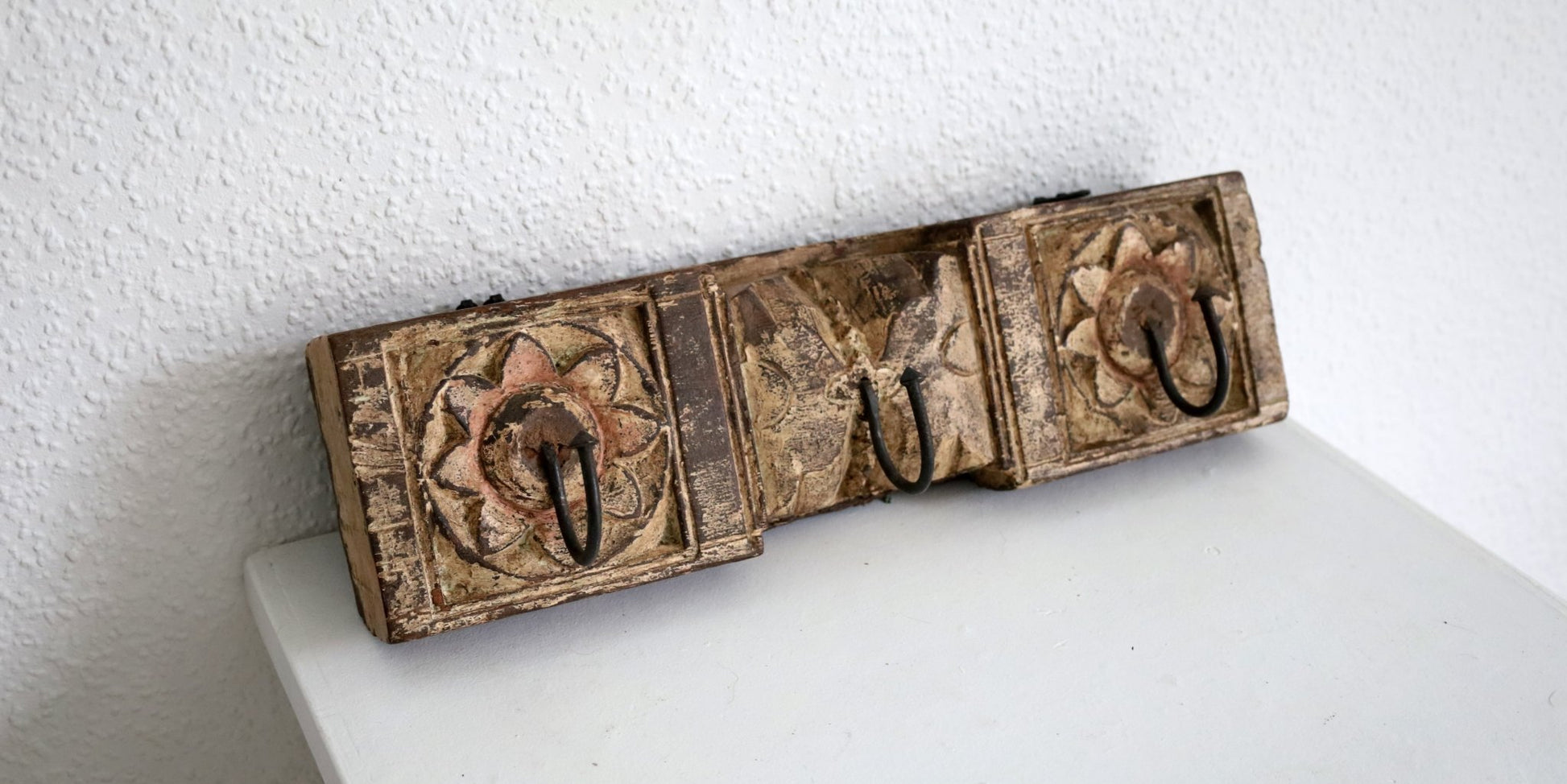 Hakenleiste aus Altholz - Upcycling Wandhaken im Landhausstil {{ Shabby Chic und Landhaus Deko }} {{ www.Stein-Alt.de }}