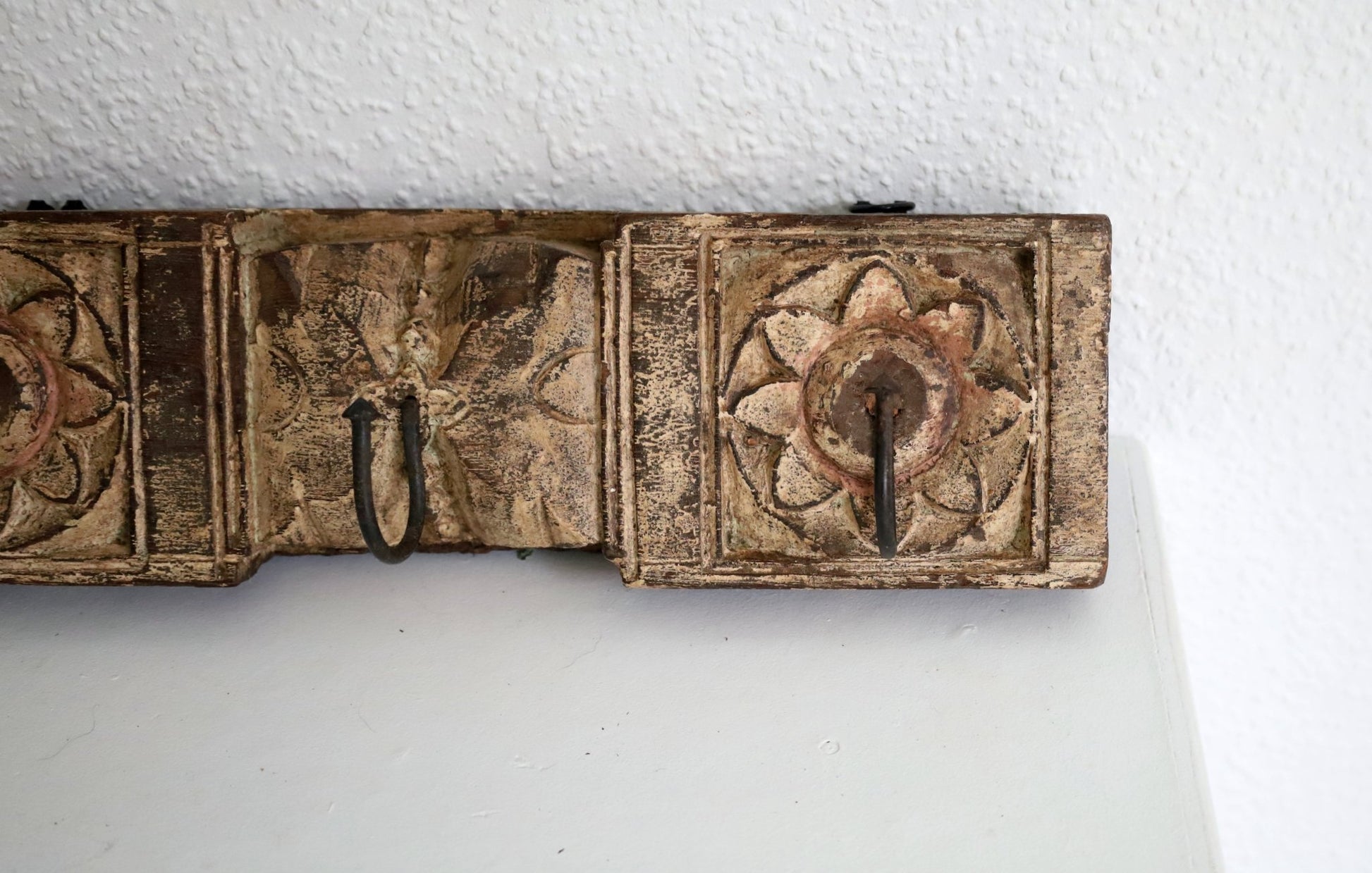 Hakenleiste aus Altholz - Upcycling Wandhaken im Landhausstil {{ Shabby Chic und Landhaus Deko }} {{ www.Stein-Alt.de }}