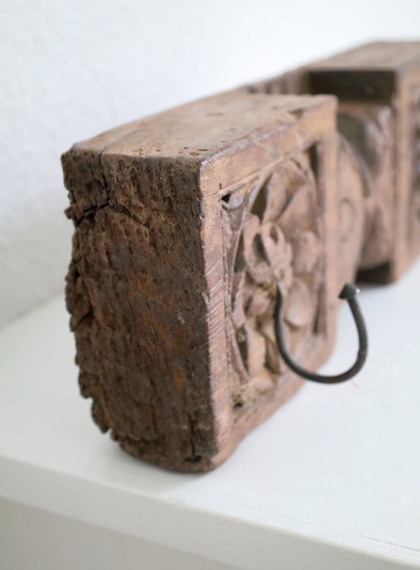 Hakenleiste aus Altholz - Upcycling Wandhaken im Landhausstil {{ Shabby Chic und Landhaus Deko }} {{ www.Stein-Alt.de }}