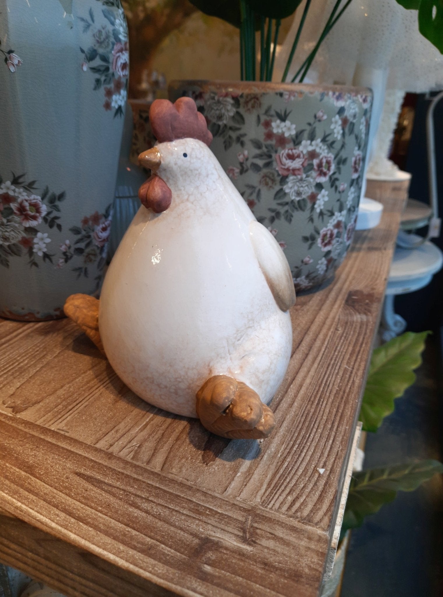 Huhn aus Keramik / Dekofigur in Beige 18 cm – Landhausstil Osterdeko {{ Shabby Chic und Landhaus Deko }} {{ www.Stein-Alt.de }}