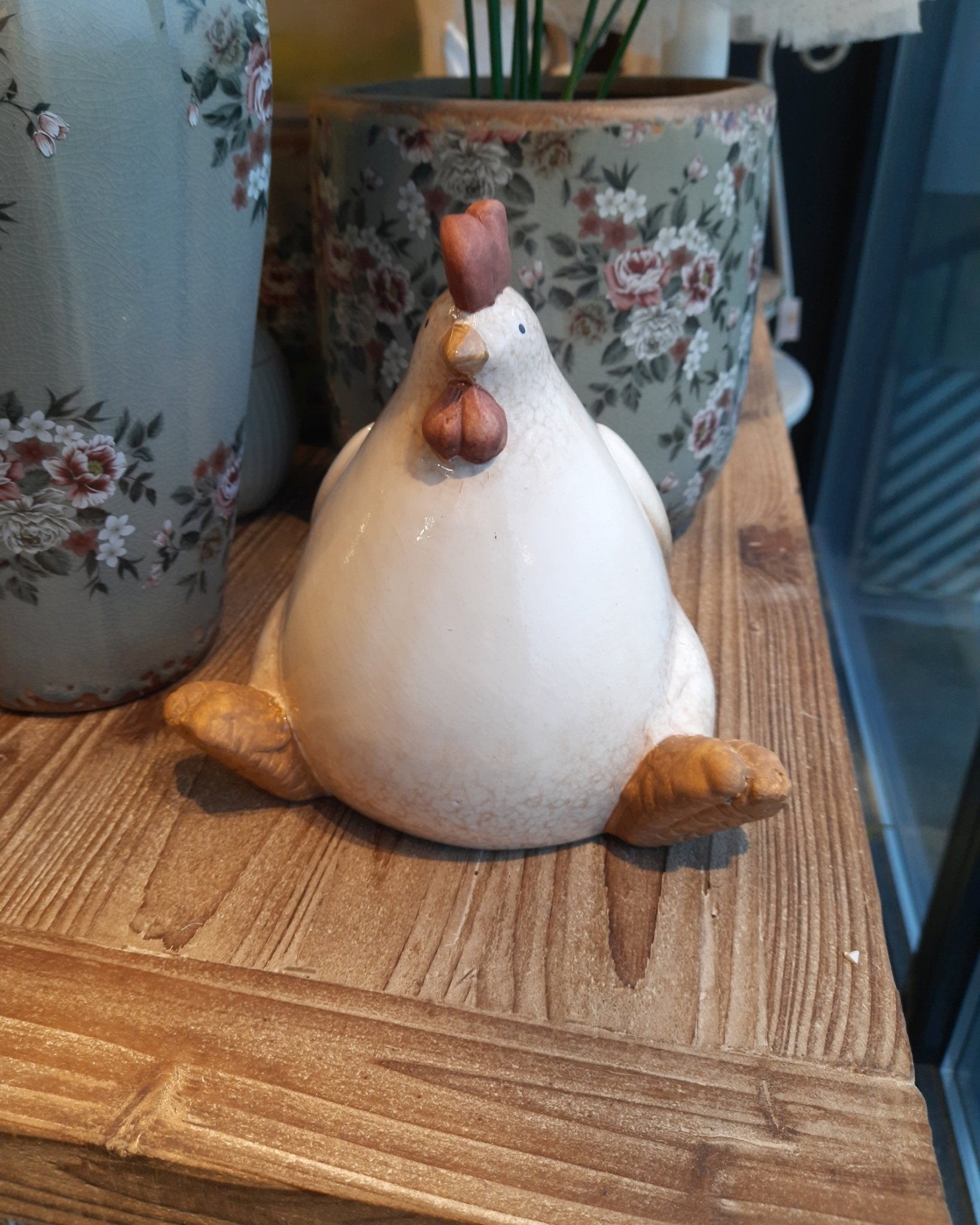 Huhn aus Keramik / Dekofigur in Beige 18 cm – Landhausstil Osterdeko {{ Shabby Chic und Landhaus Deko }} {{ www.Stein-Alt.de }}