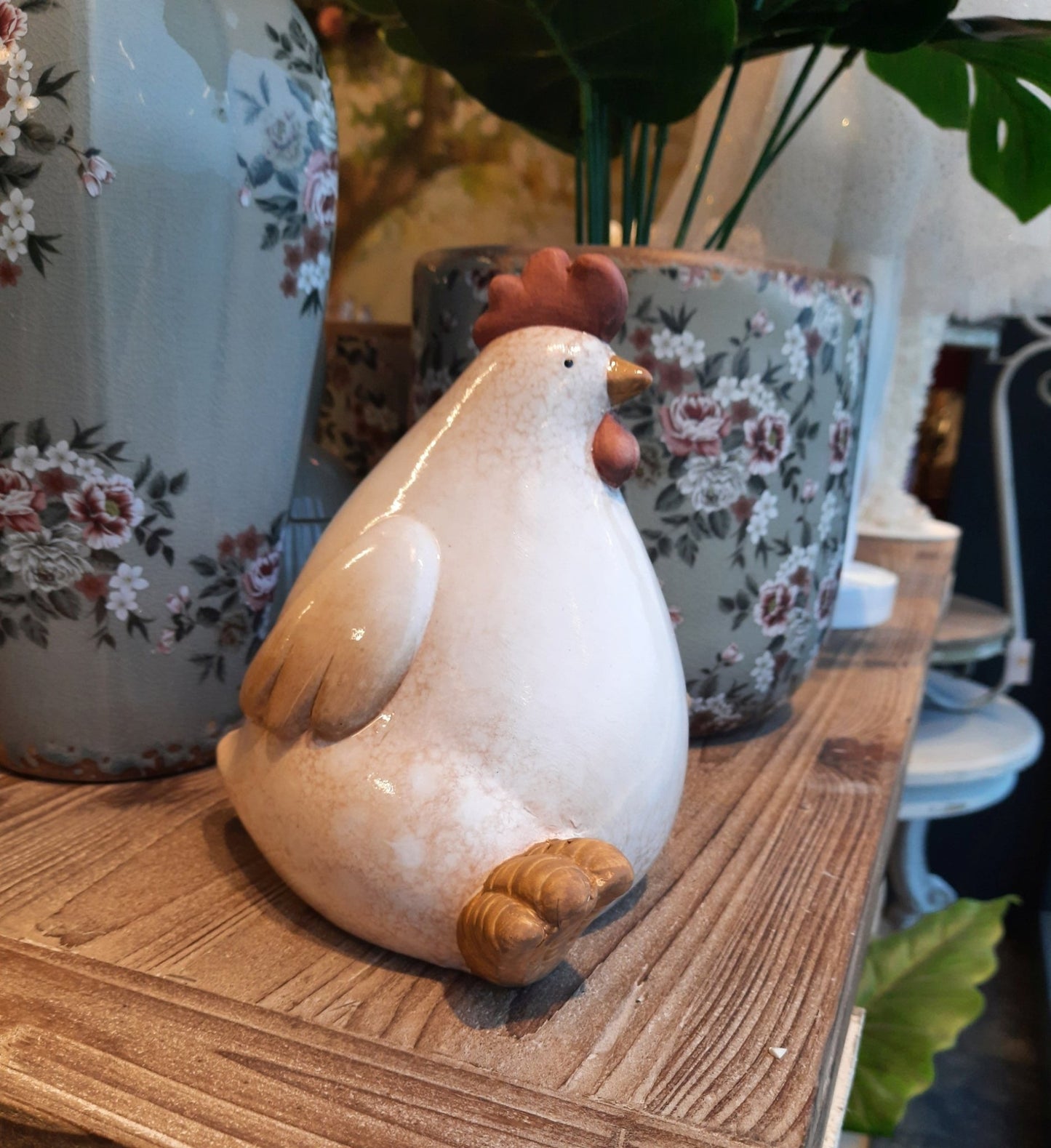 Huhn aus Keramik / Dekofigur in Beige 18 cm – Landhausstil Osterdeko {{ Shabby Chic und Landhaus Deko }} {{ www.Stein-Alt.de }}