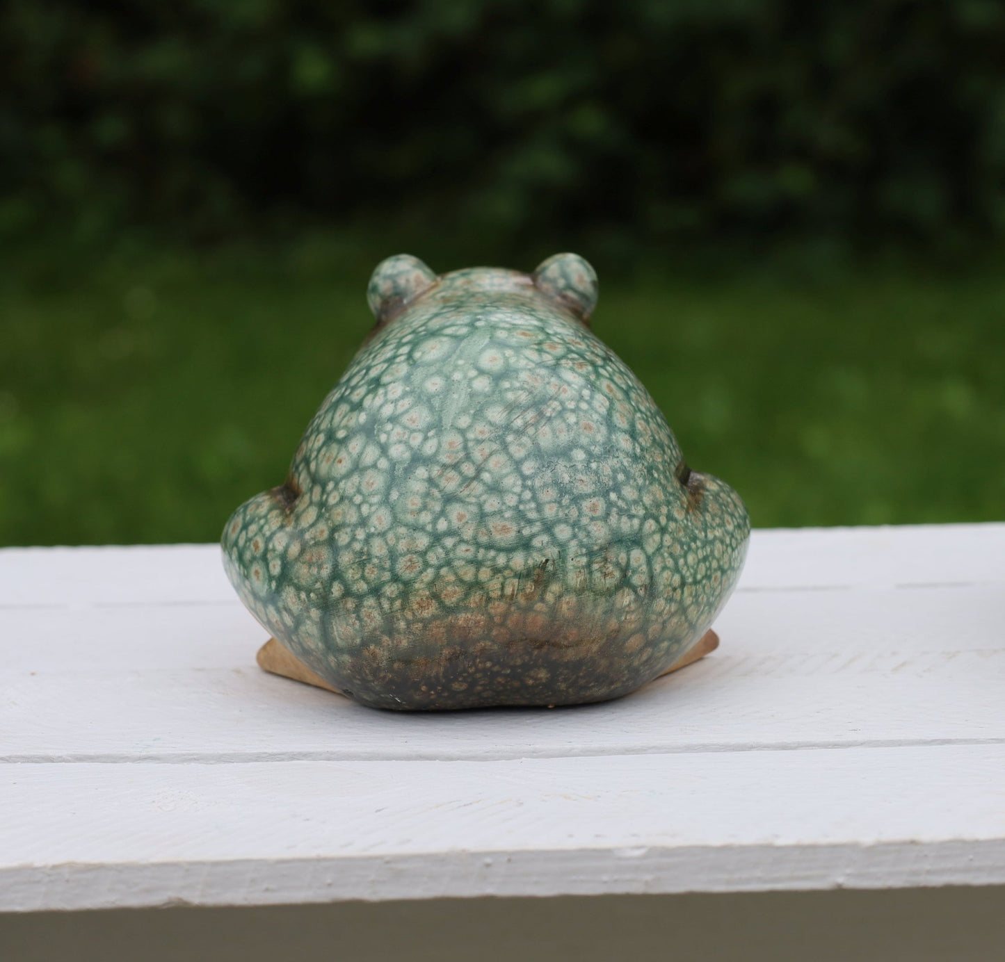 Keramik Frosch Grün-Braun - Deko Figur Landhausstil für Garten & Haus {{ Shabby Chic und Landhaus Deko }} {{ www.Stein-Alt.de }}