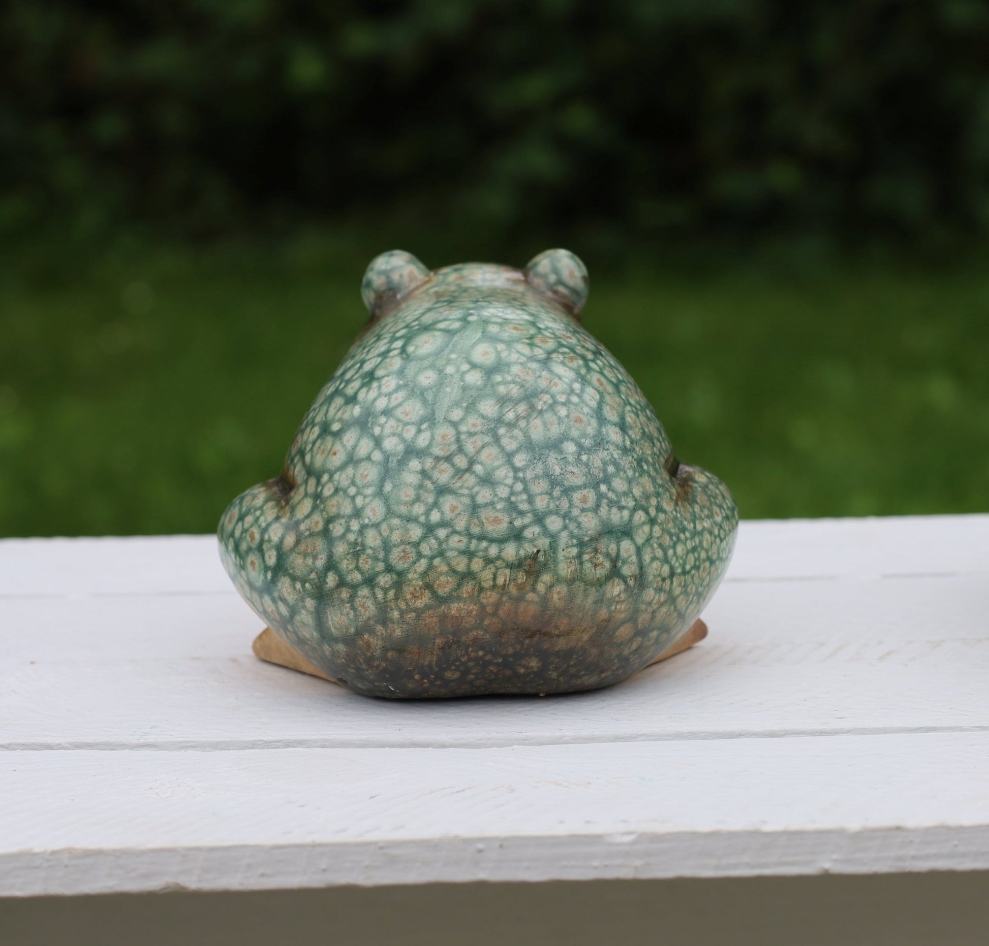 Keramik Frosch Grün-Braun - Deko Figur Landhausstil für Garten & Haus {{ Shabby Chic und Landhaus Deko }} {{ www.Stein-Alt.de }}