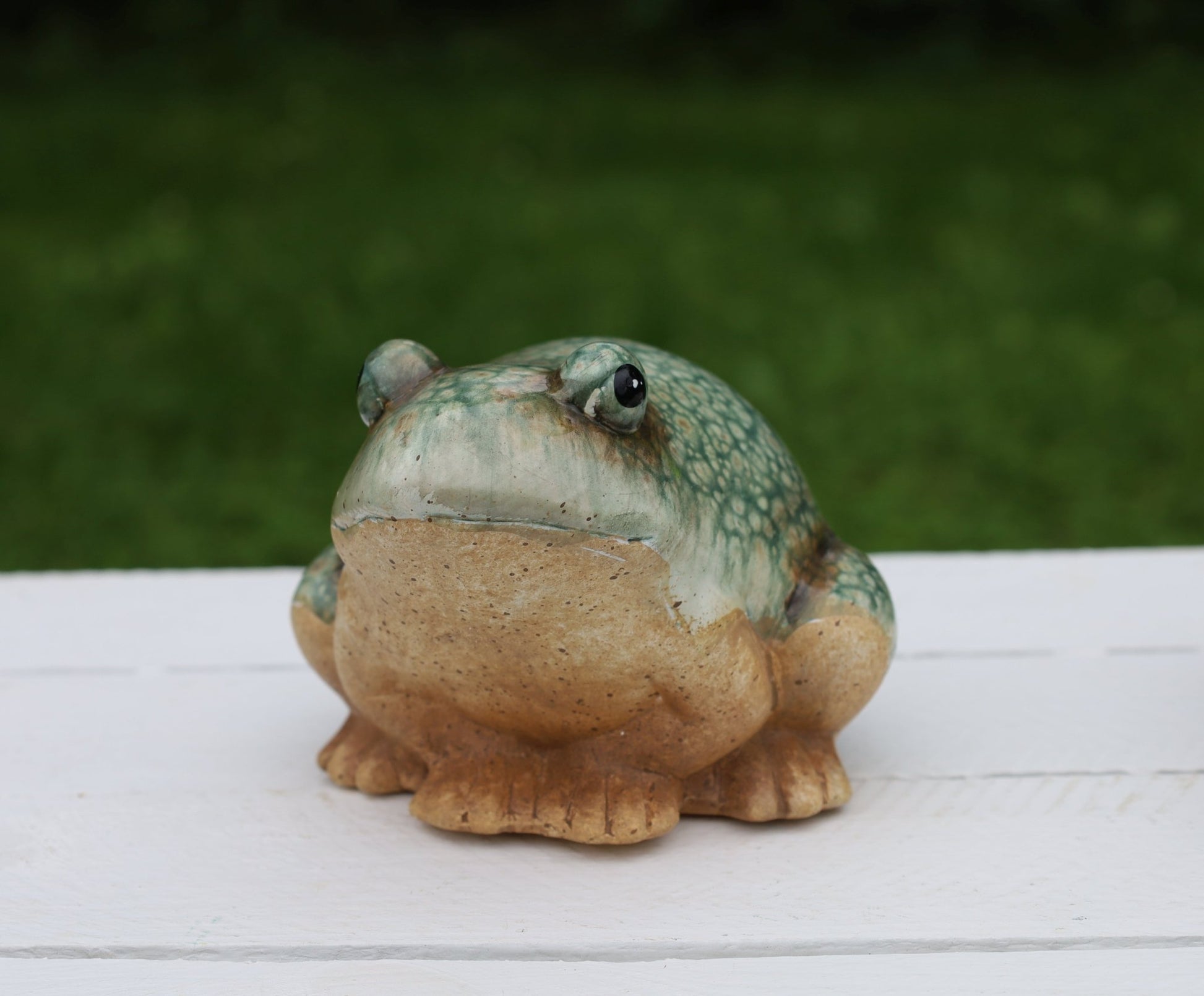 Keramik Frosch Grün-Braun - Deko Figur Landhausstil für Garten & Haus {{ Shabby Chic und Landhaus Deko }} {{ www.Stein-Alt.de }}