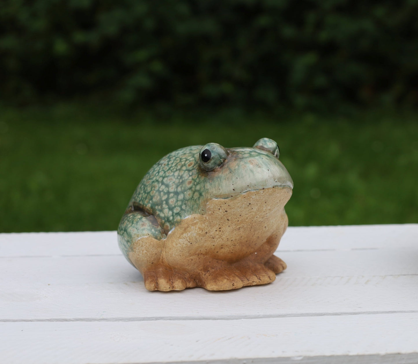 Keramik Frosch Grün-Braun - Deko Figur Landhausstil für Garten & Haus {{ Shabby Chic und Landhaus Deko }} {{ www.Stein-Alt.de }}