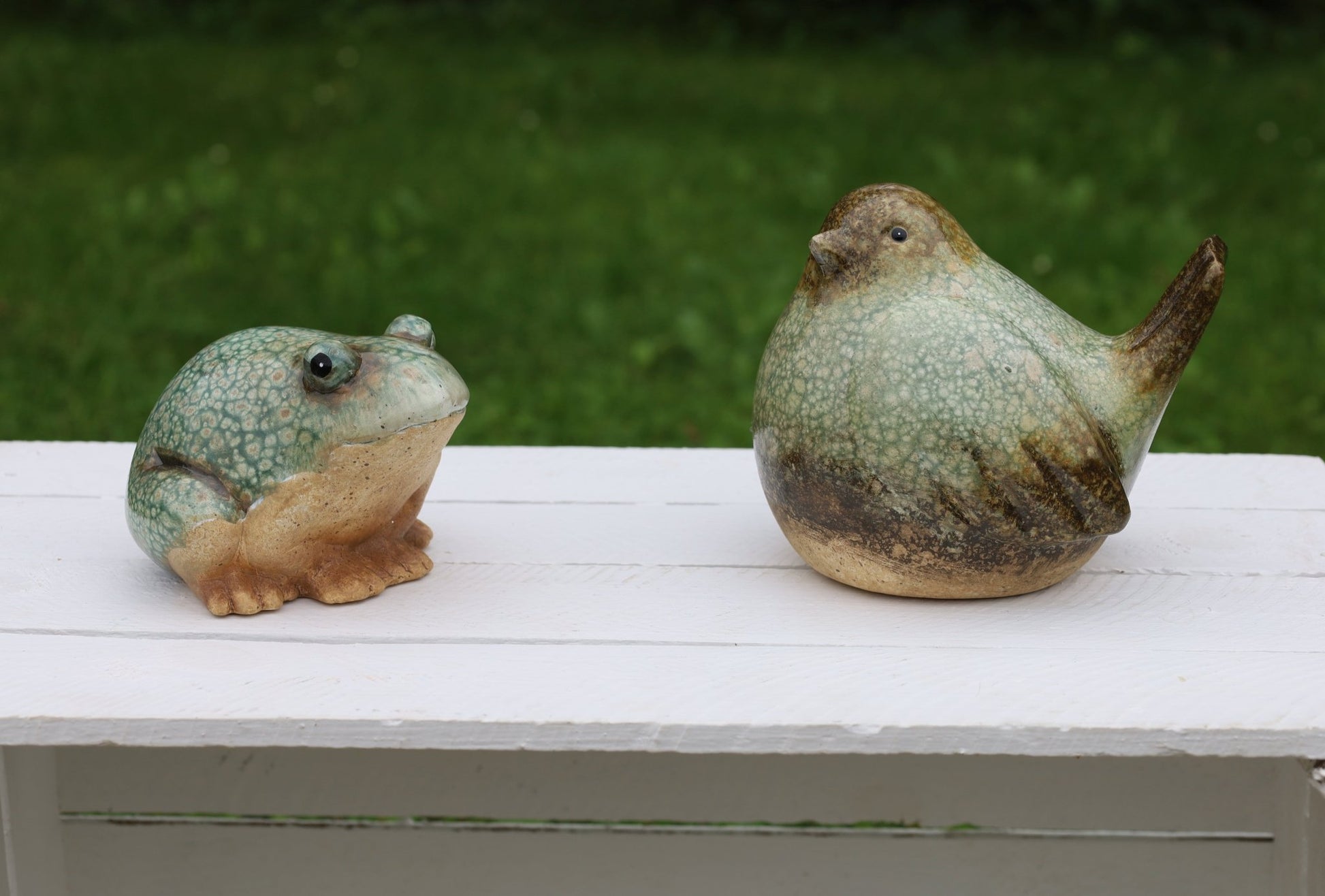 Keramik Frosch Grün-Braun - Deko Figur Landhausstil für Garten & Haus {{ Shabby Chic und Landhaus Deko }} {{ www.Stein-Alt.de }}