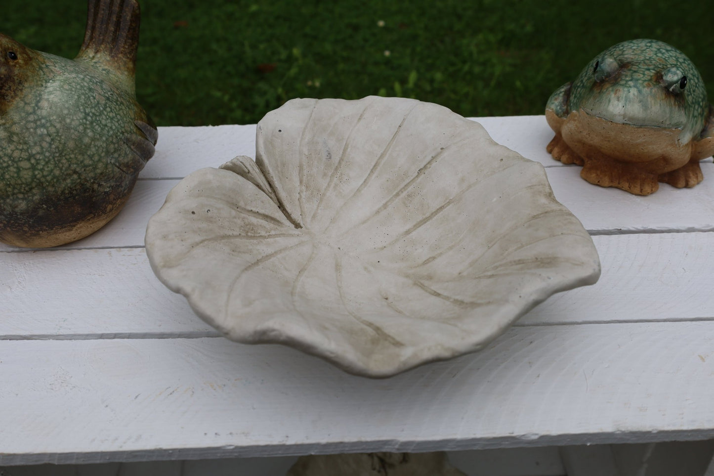 Keramik Frosch Grün-Braun - Deko Figur Landhausstil für Garten & Haus {{ Shabby Chic und Landhaus Deko }} {{ www.Stein-Alt.de }}