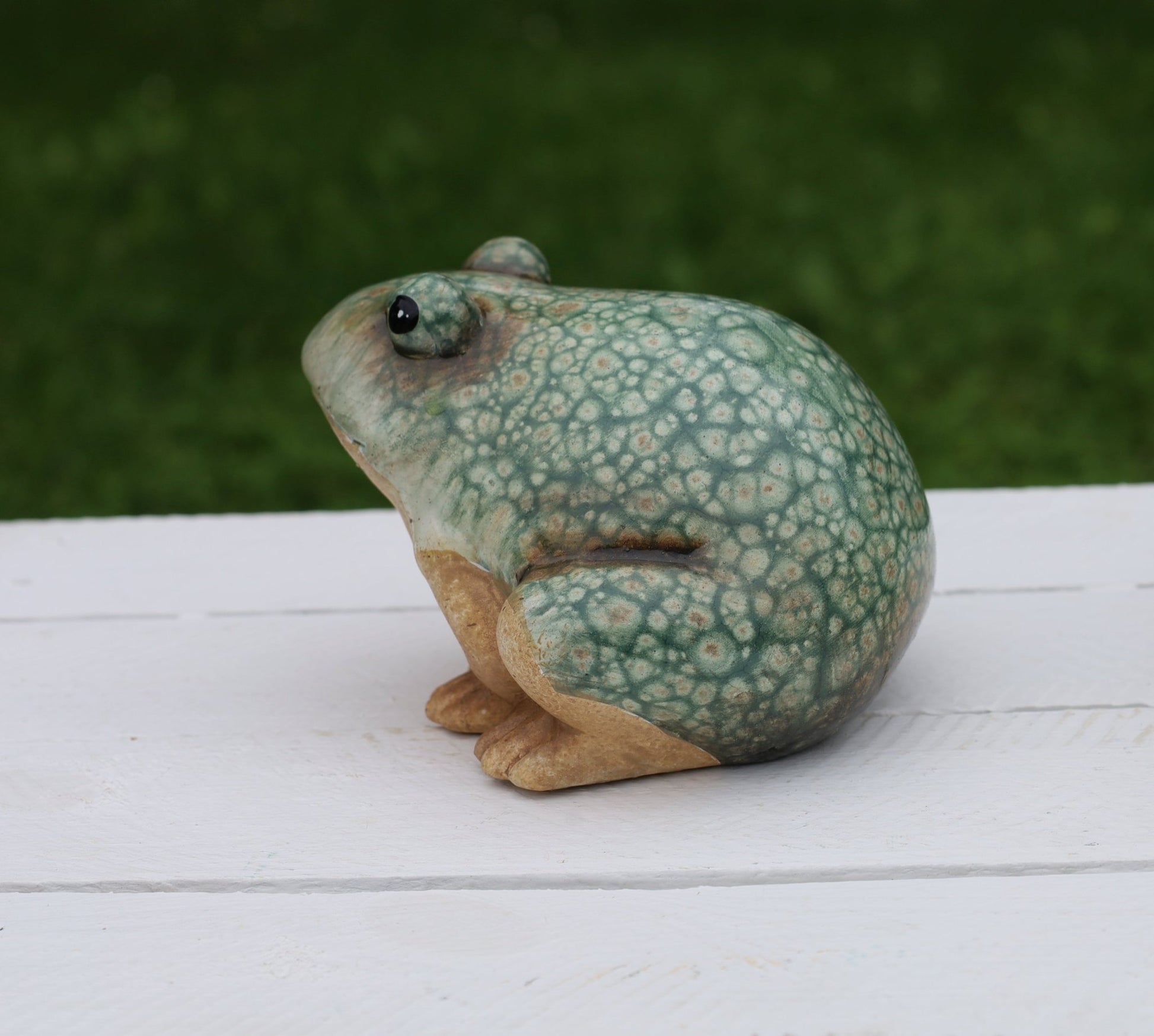 Keramik Frosch Grün-Braun - Deko Figur Landhausstil für Garten & Haus {{ Shabby Chic und Landhaus Deko }} {{ www.Stein-Alt.de }}