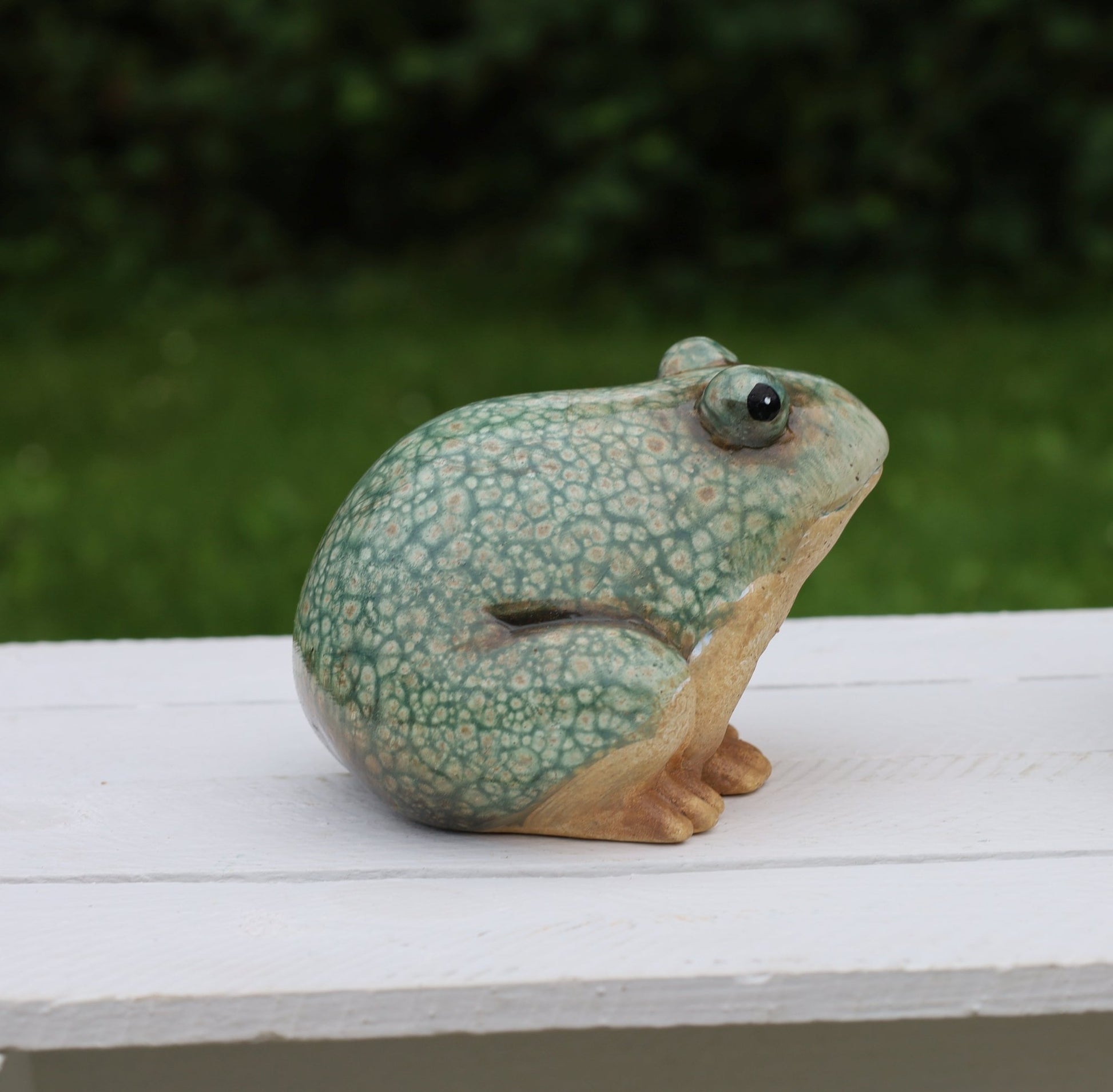 Keramik Frosch Grün-Braun - Deko Figur Landhausstil für Garten & Haus {{ Shabby Chic und Landhaus Deko }} {{ www.Stein-Alt.de }}