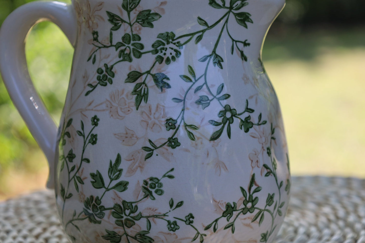 Keramik Krug Beige Grün – Vase mit Blättermuster im Landhausstil {{ Shabby Chic und Landhaus Deko }} {{ www.Stein-Alt.de }}