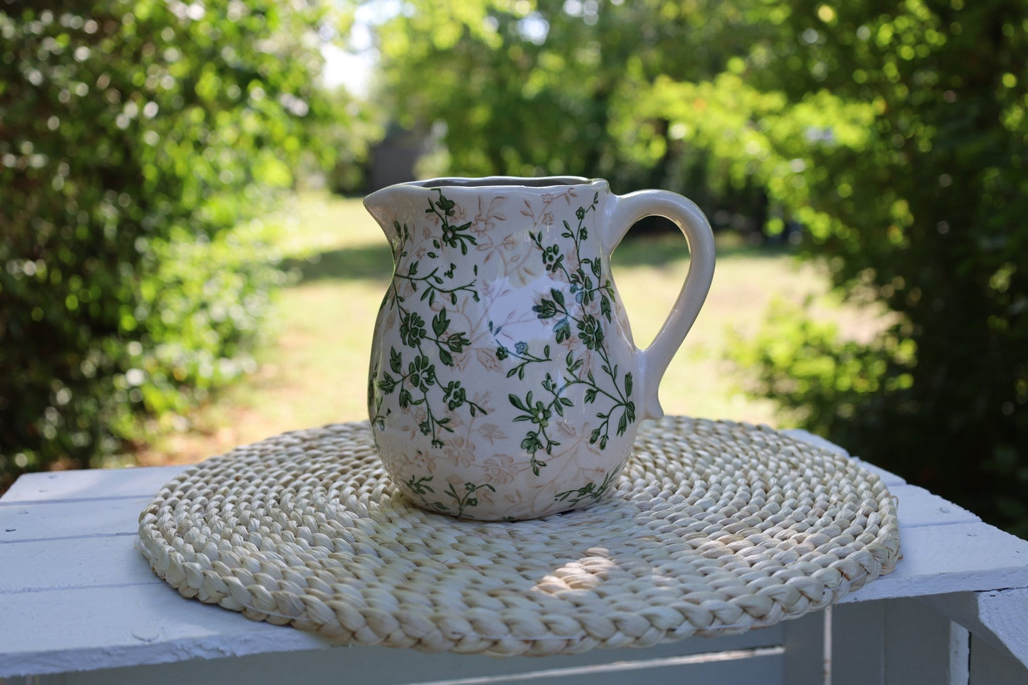 Keramik Krug Beige Grün – Vase mit Blättermuster im Landhausstil {{ Shabby Chic und Landhaus Deko }} {{ www.Stein-Alt.de }}