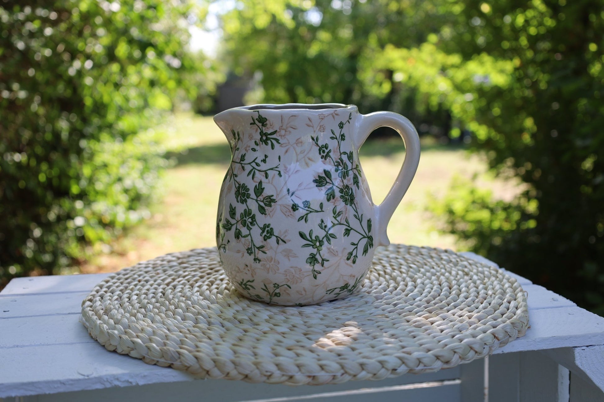 Keramik Krug Beige Grün – Vase mit Blättermuster im Landhausstil {{ Shabby Chic und Landhaus Deko }} {{ www.Stein-Alt.de }}