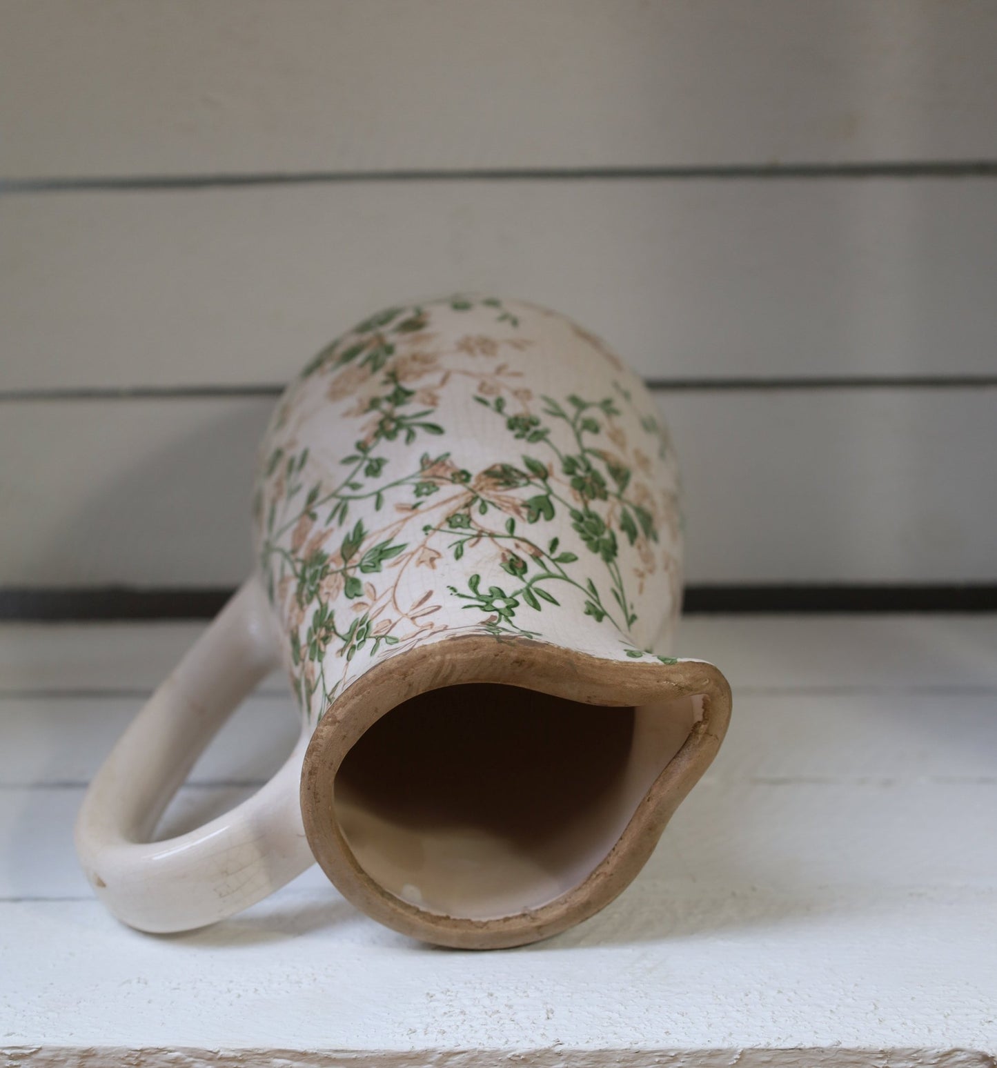 Keramik Krug Vase mit grünen Ranken - Landhaus Dekoration 15cm {{ Shabby Chic und Landhaus Deko }} {{ www.Stein-Alt.de }}