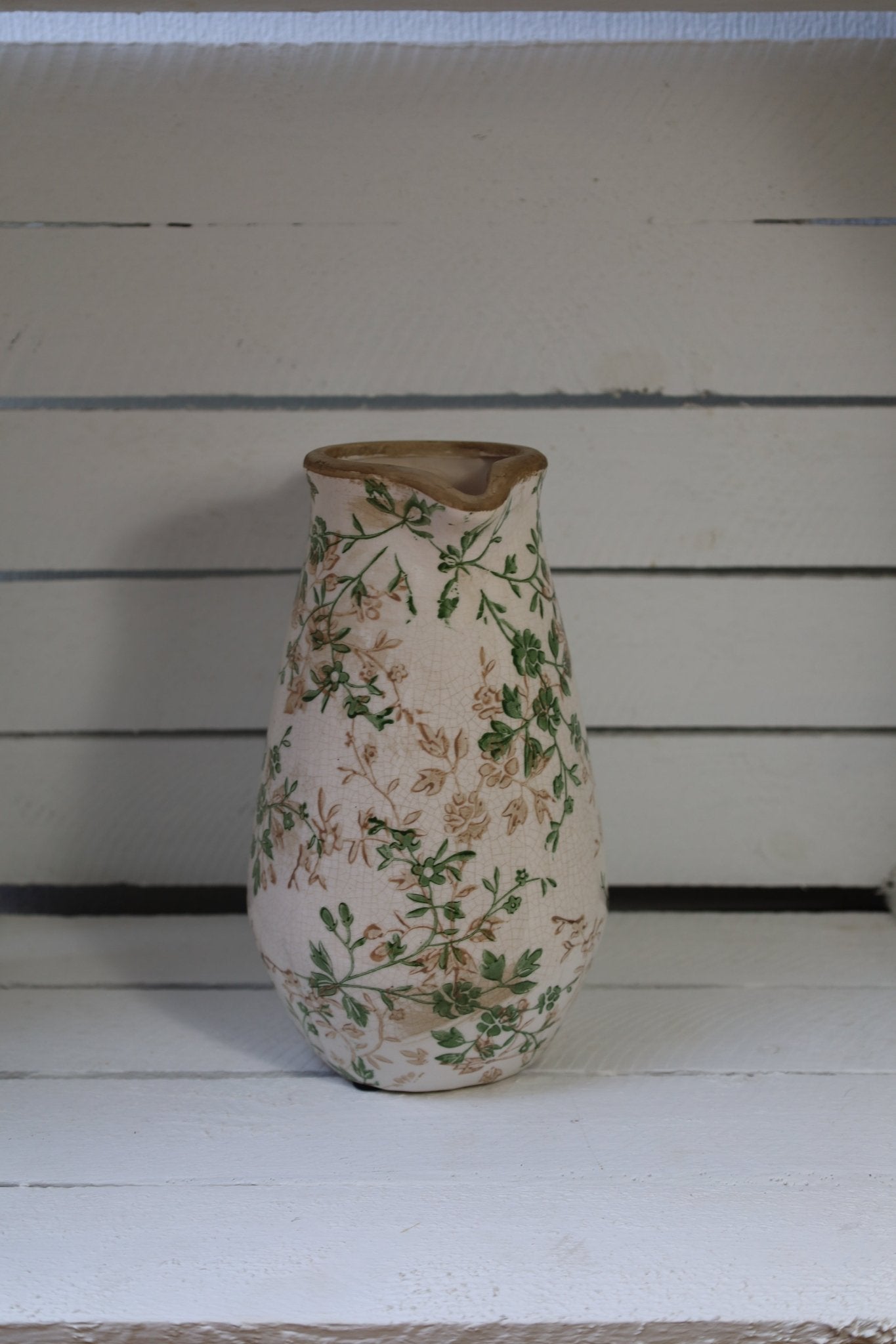 Keramik Krug Vase mit grünen Ranken - Landhaus Dekoration 15cm {{ Shabby Chic und Landhaus Deko }} {{ www.Stein-Alt.de }}
