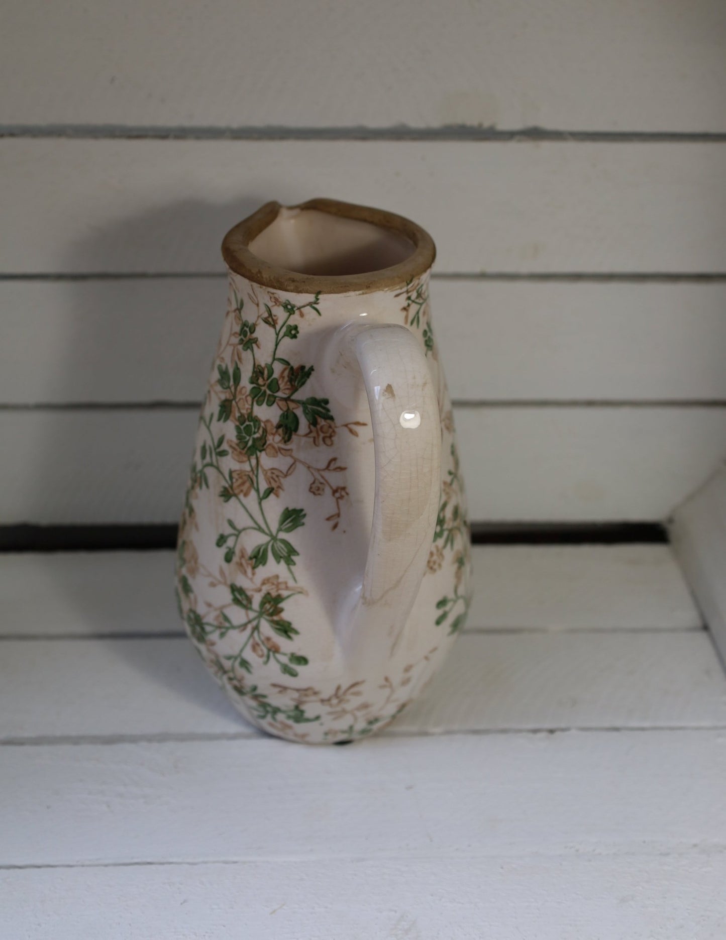 Keramik Krug Vase mit grünen Ranken - Landhaus Dekoration 15cm {{ Shabby Chic und Landhaus Deko }} {{ www.Stein-Alt.de }}