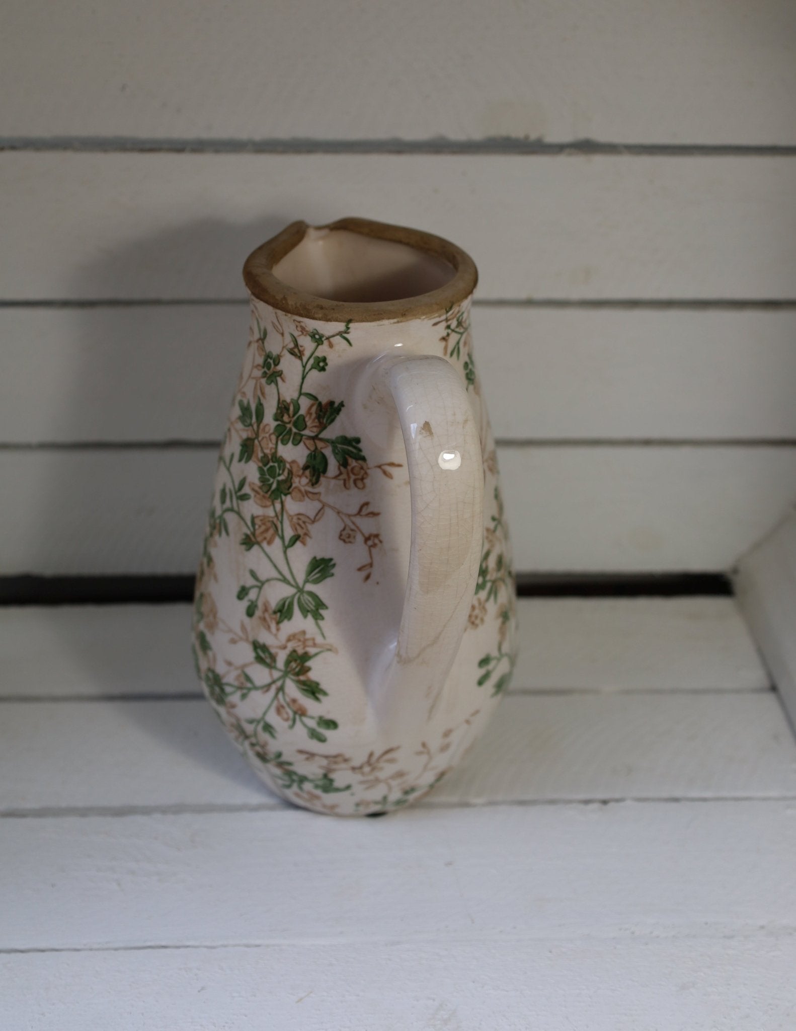 Keramik Krug Vase mit grünen Ranken - Landhaus Dekoration 15cm {{ Shabby Chic und Landhaus Deko }} {{ www.Stein-Alt.de }}
