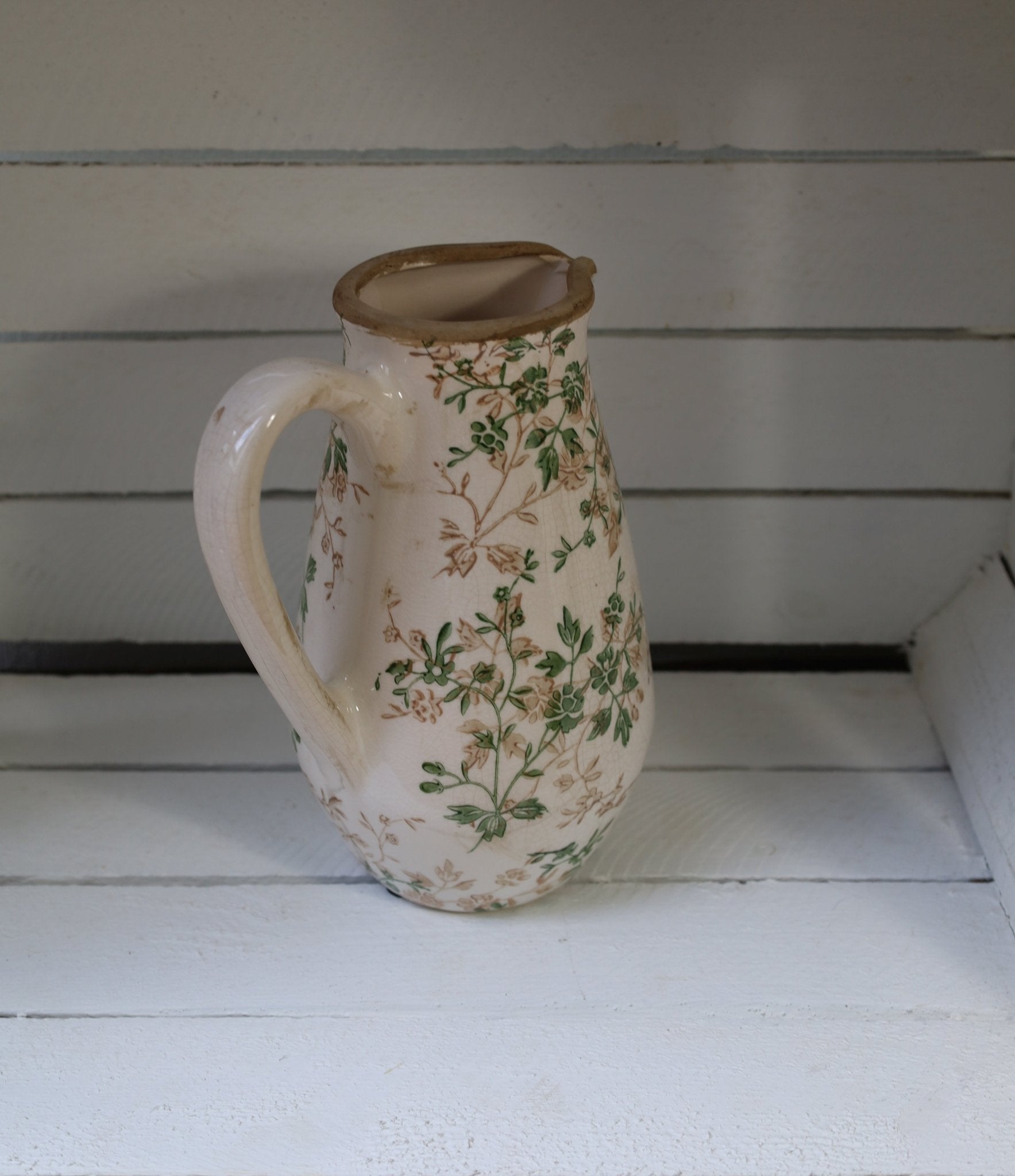 Keramik Krug Vase mit grünen Ranken - Landhaus Dekoration 15cm {{ Shabby Chic und Landhaus Deko }} {{ www.Stein-Alt.de }}