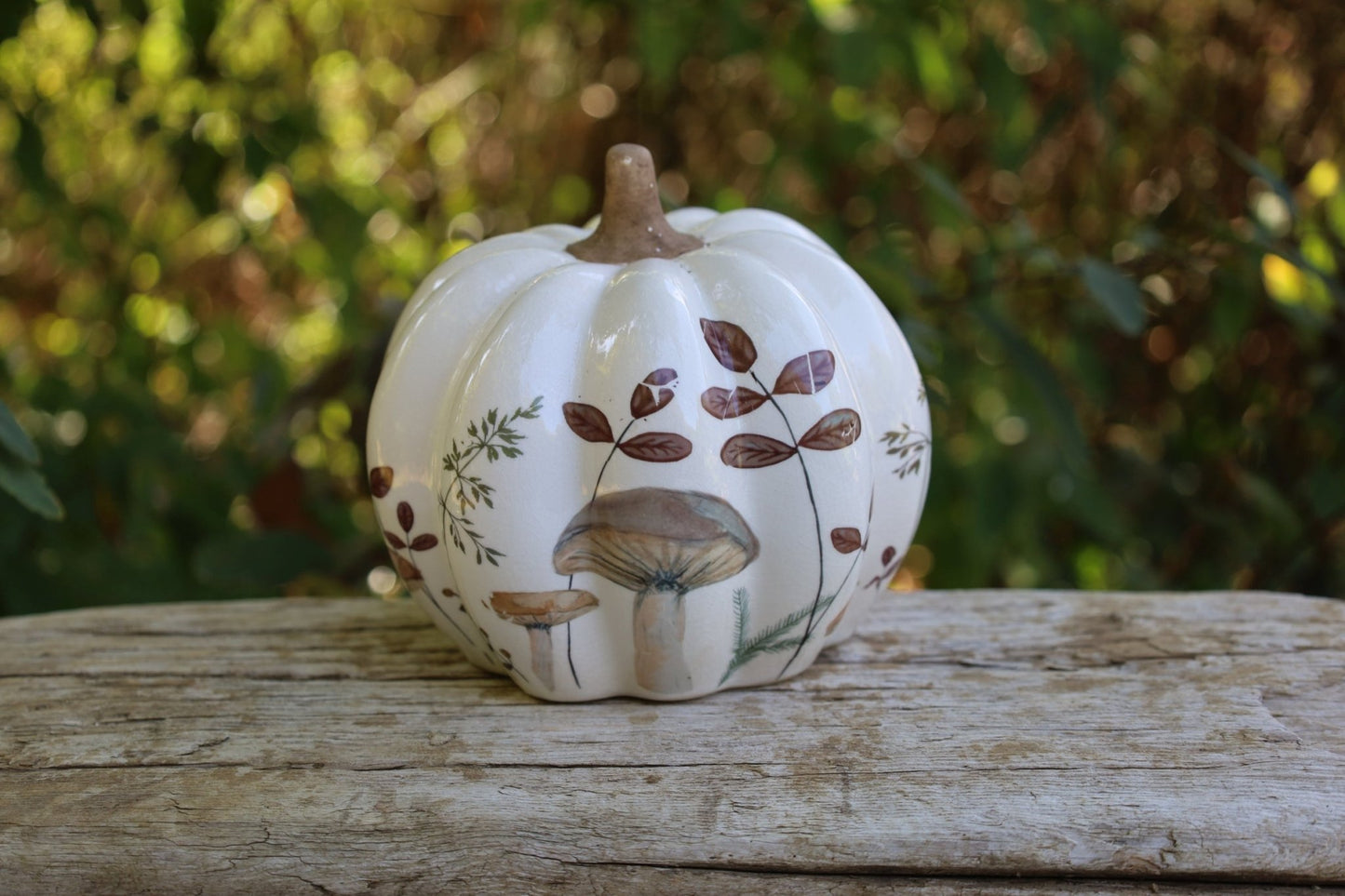 Keramik-Kürbis mit Pilz-Motiv – Herbstdeko Beige-Braun im Landhausstil {{ Shabby Chic und Landhaus Deko }} {{ www.Stein-Alt.de }}
